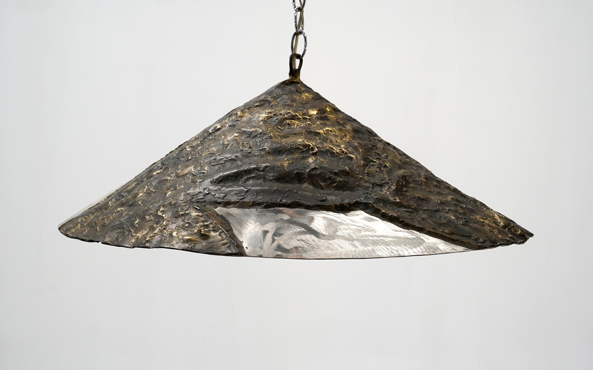 Fin du 20e siècle Lampe à suspension Silas Seandel, laiton patiné et aluminium, signature gravée en vente