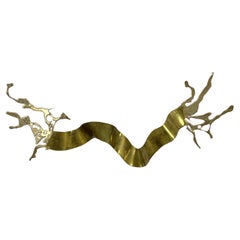 Scultura astratta da parete in ottone 'Ribbon' di Silas Seandel, 1970 circa, firmata