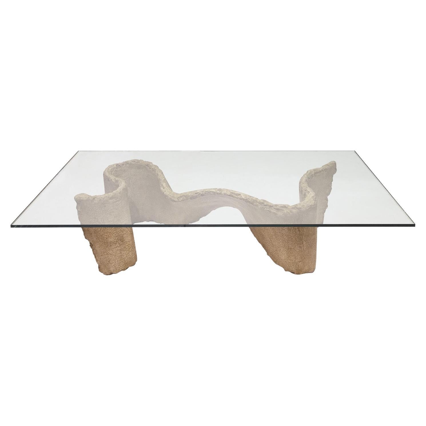 Table basse sculpturale Silas Seandel avec plateau en verre des années 1970 (signée)