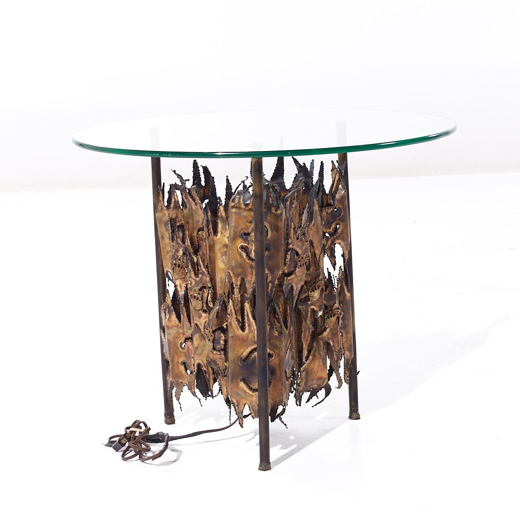Silas Seandel Style Brutalist Mid Century Torch Cut Side End Table with Lamp In Good Condition For Sale In Countryside, IL