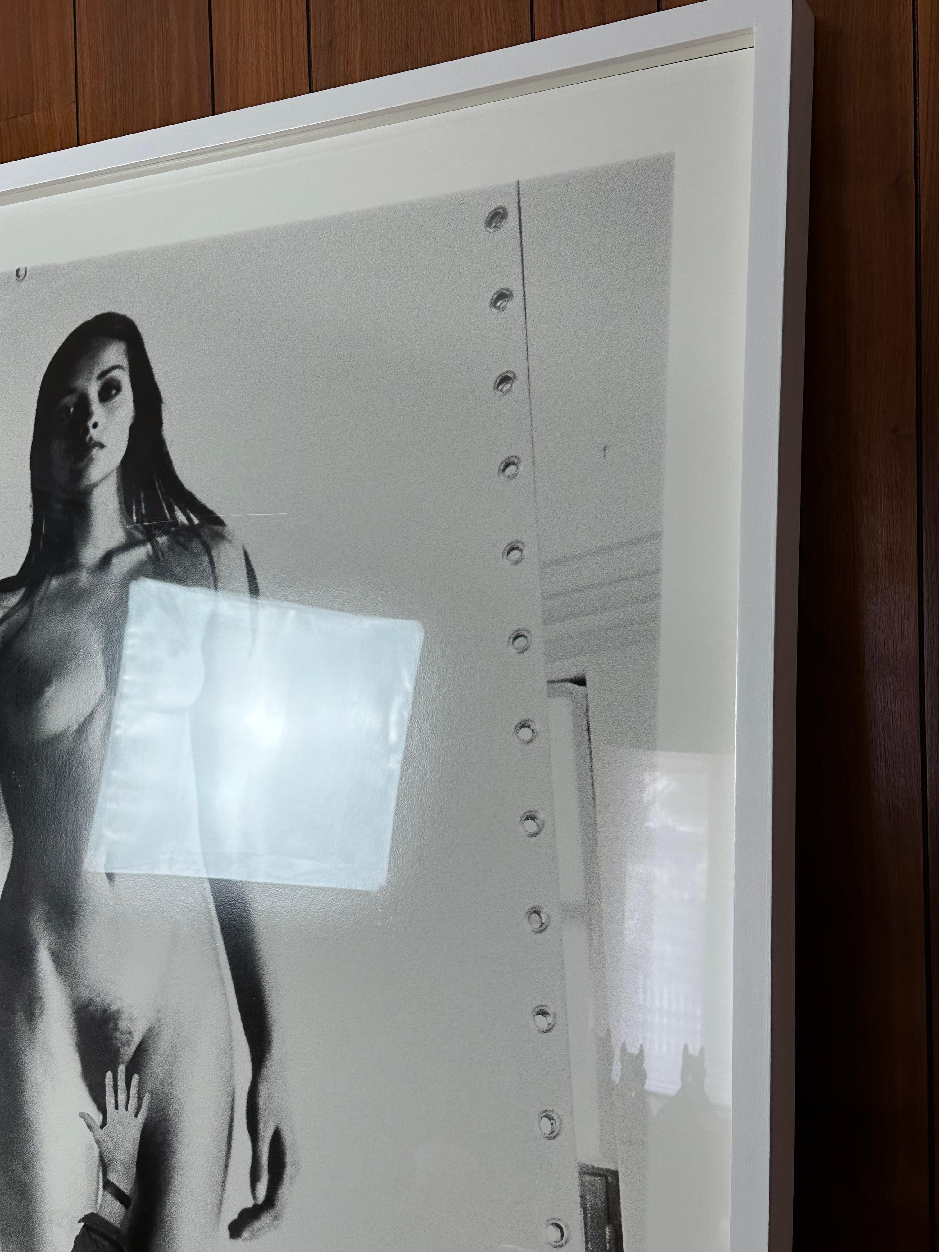 Retrato de Helmut Newton, Monte-Carlo 1995 (3 DE 5), Helmut Newton y Gran Desnudo - Black and White Photograph Gris de Silas Shabelewska
