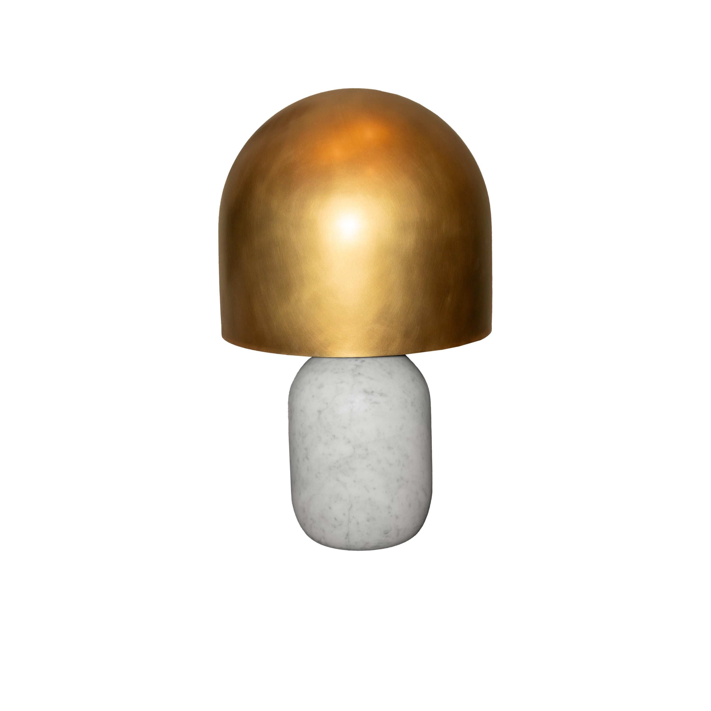 
La lampe Silhouette, avec sa silhouette incurvée, est destinée à imprégner une pièce de calme, l'échelle et les matériaux créent une déclaration, mais les courbes et la forme parlent à la nature. La hotte en laiton donne une lumière chaude et