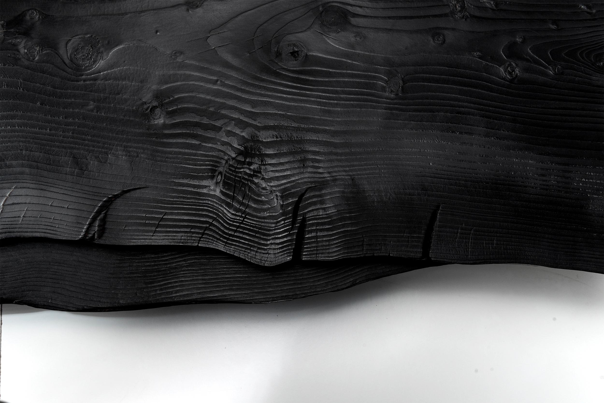 Le banc est réalisé avec deux plaques de bois massif sur un socle en bois. Les dalles superposées donnent un mouvement naturel à l'objet et un sentiment de confort et de paix. La pièce entière est finie avec la technique du brunissage.