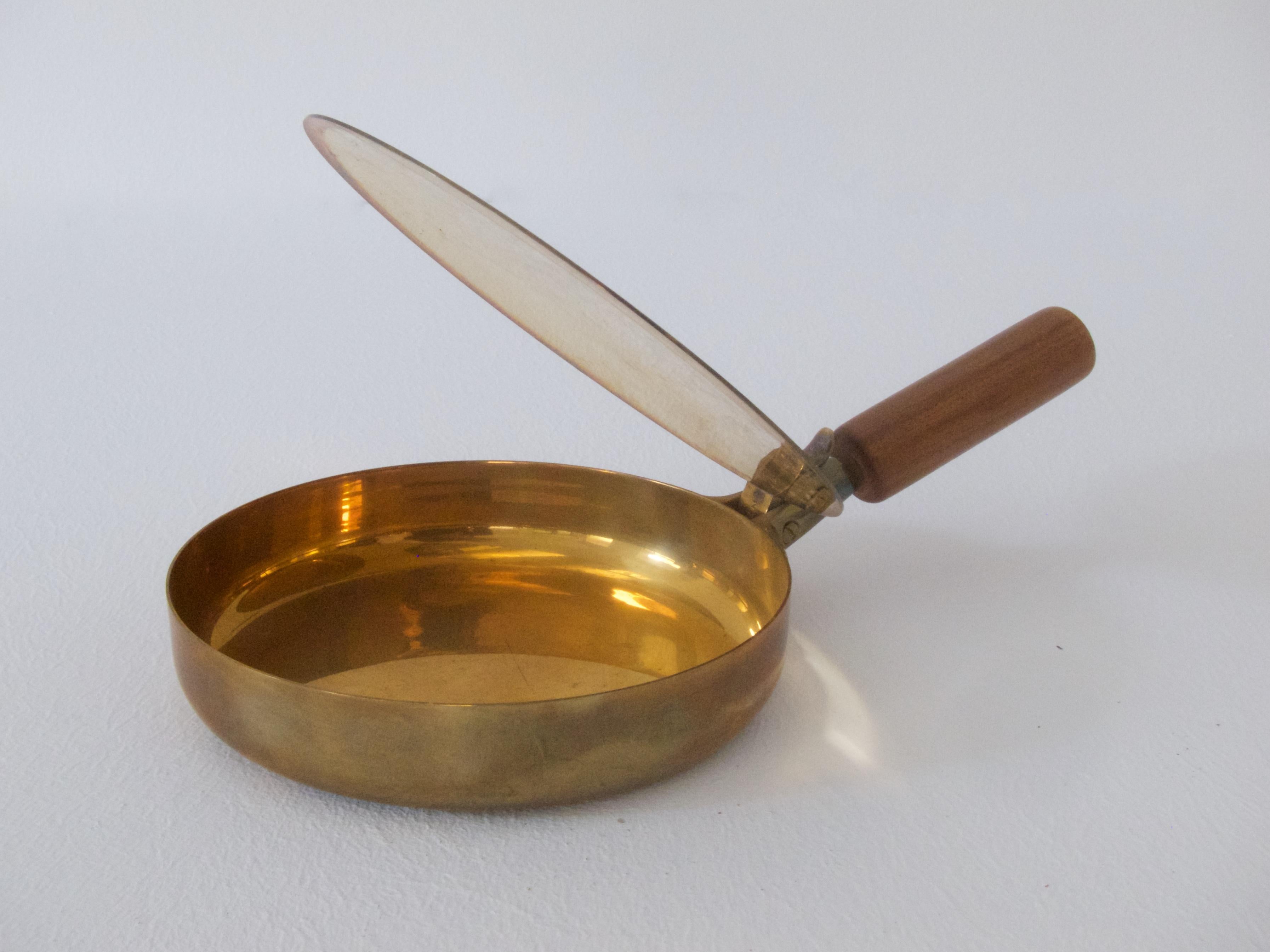 Silent Butler No 3709
1950s by Carl Auböck
polished brass, handle palisander wood

Measures: 26.5 x 15 cm, H 6.5 cm, 10.43 x 5.91 in, H 2.56 in

Good condition with traces of usage and aging.
Vintage piece!

Lit.: die kataloge der