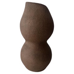 Grande vaso scultoreo “Silent Form” in gres scuro di Maku Ceramic