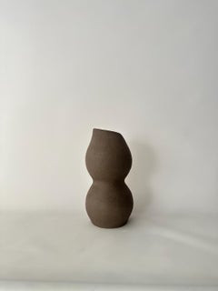 Vaso medio scultoreo “Silent Form” in gres scuro di Maku Ceramic