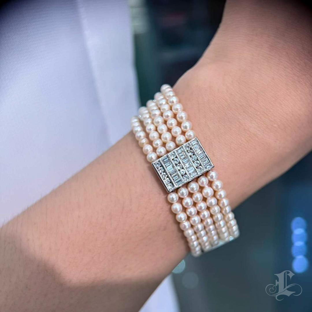 【Silent Geometry】 Fünfreihiges Baby Akoya Perlen- & Diamantarmband aus 18K Weißgold im Zustand „Neu“ im Angebot in New York, NY