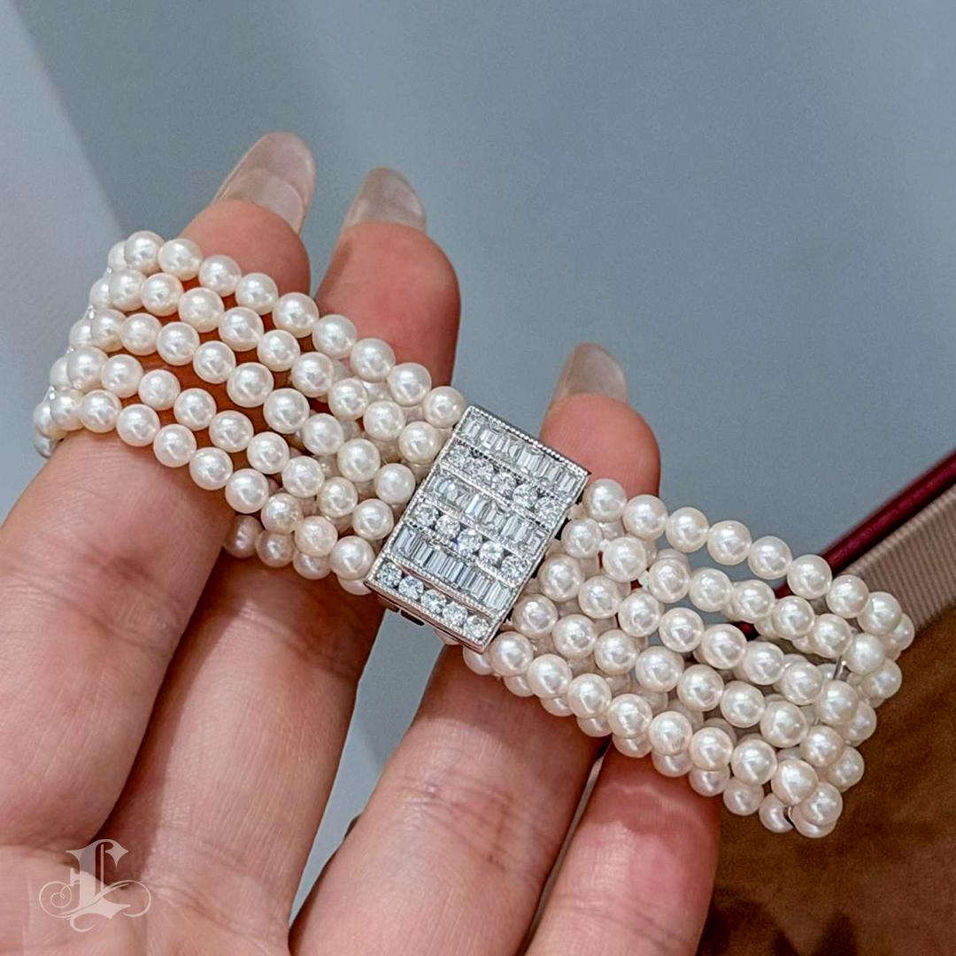 【Silent Geometry】 Fünfreihiges Baby Akoya Perlen- & Diamantarmband aus 18K Weißgold im Angebot 1