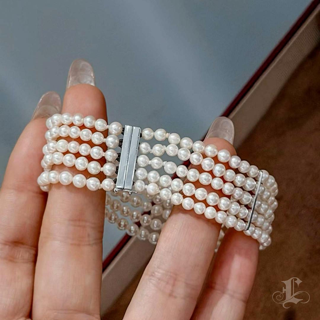 【Silent Geometry】 Fünfreihiges Baby Akoya Perlen- & Diamantarmband aus 18K Weißgold im Angebot 2