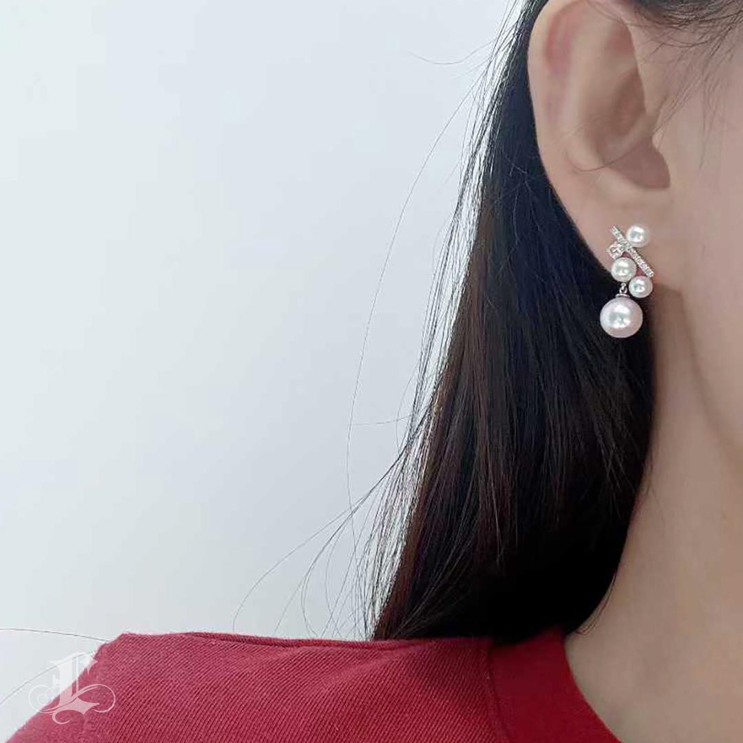 Grezzo 【Geometria Silenziosa】Orecchini a Barretta con Diamanti e Perle Akoya in Oro Bianco 18k in vendita