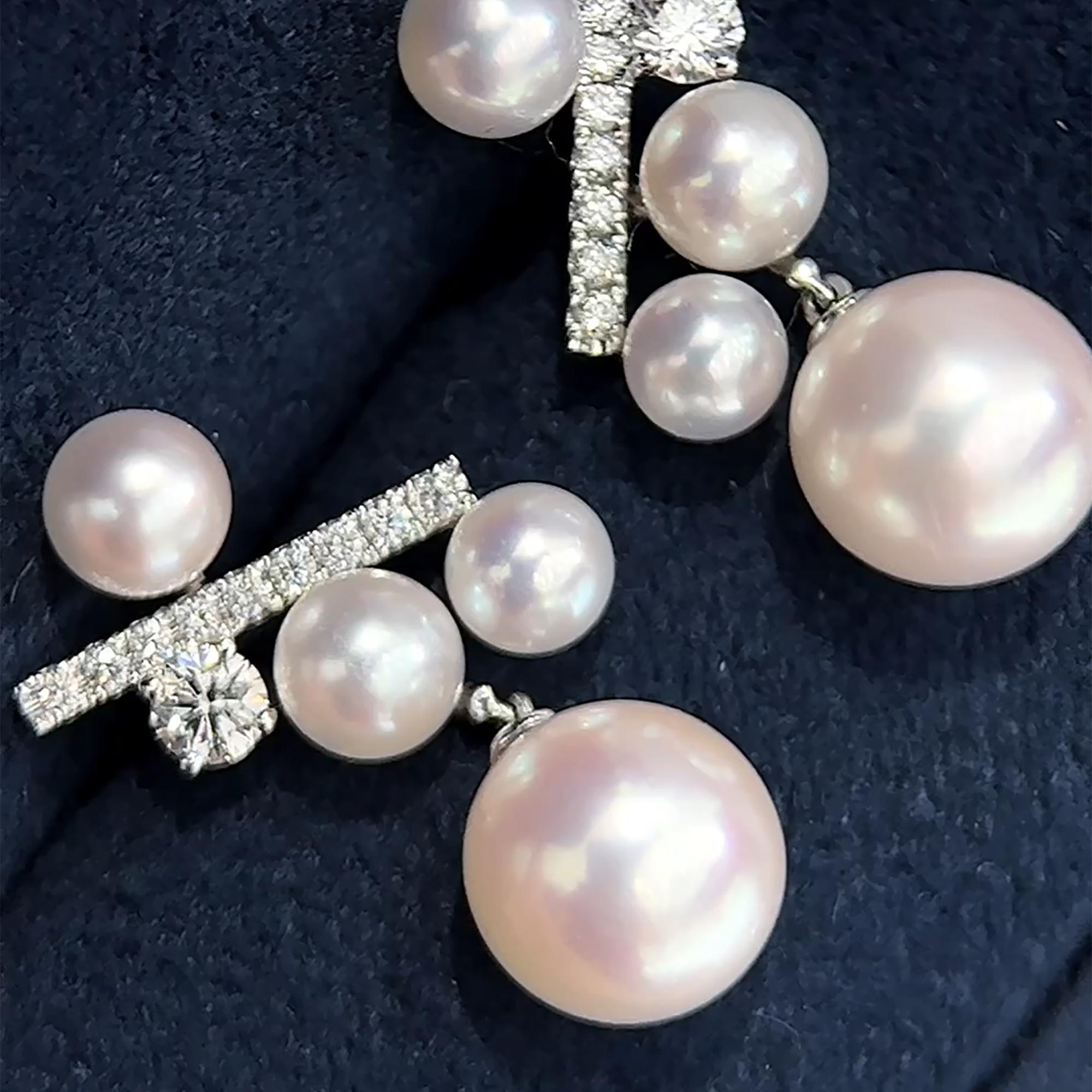 【Geometria Silenziosa】Orecchini a Barretta con Diamanti e Perle Akoya in Oro Bianco 18k In condizioni Nuovo in vendita a New York, NY