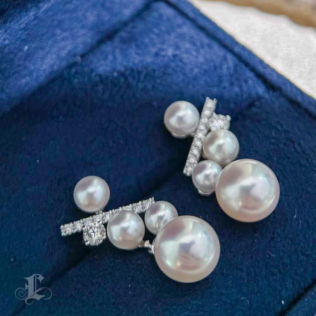 【Geometria Silenziosa】Orecchini a Barretta con Diamanti e Perle Akoya in Oro Bianco 18k in vendita 1