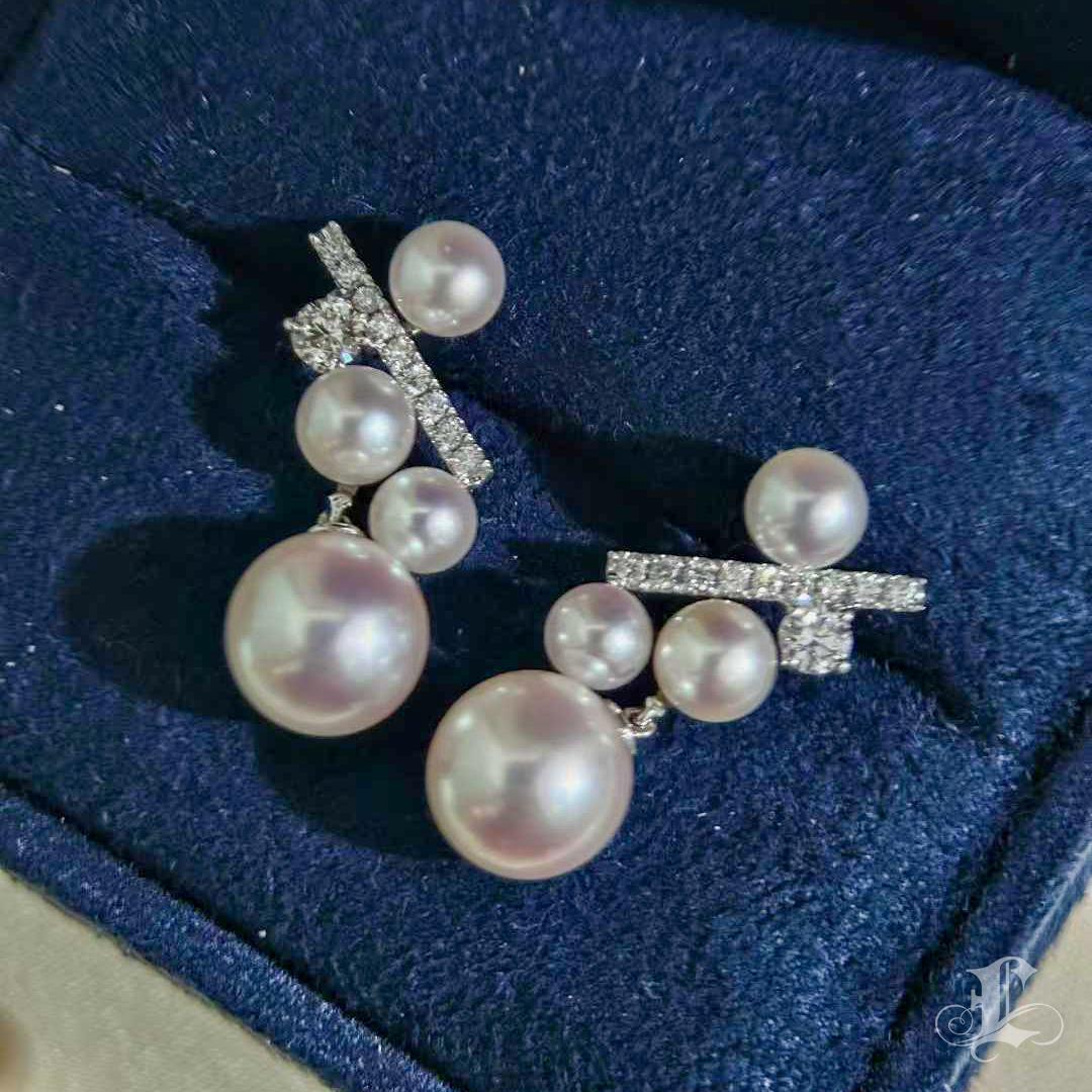 【Geometria Silenziosa】Orecchini a Barretta con Diamanti e Perle Akoya in Oro Bianco 18k in vendita 2