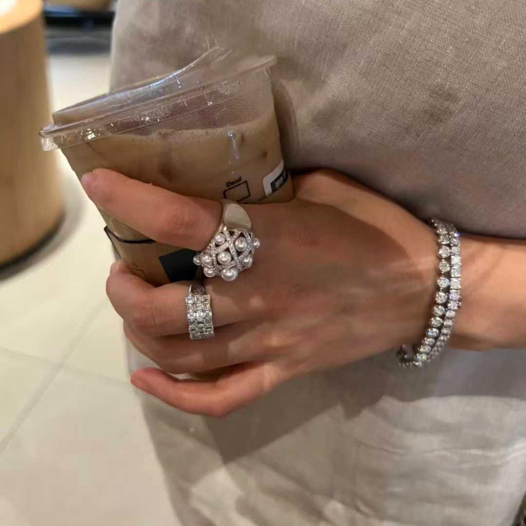 【Silent Geometry】Baby Akoya Perlen Käfig Ring in 18K Weißgold mit Diamanten im Angebot 6