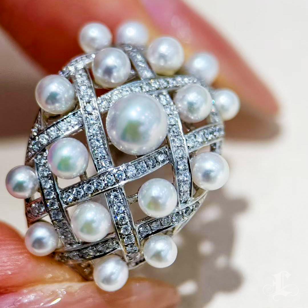 【Silent Geometry】Baby Akoya Perlen Käfig Ring in 18K Weißgold mit Diamanten im Zustand „Neu“ im Angebot in New York, NY