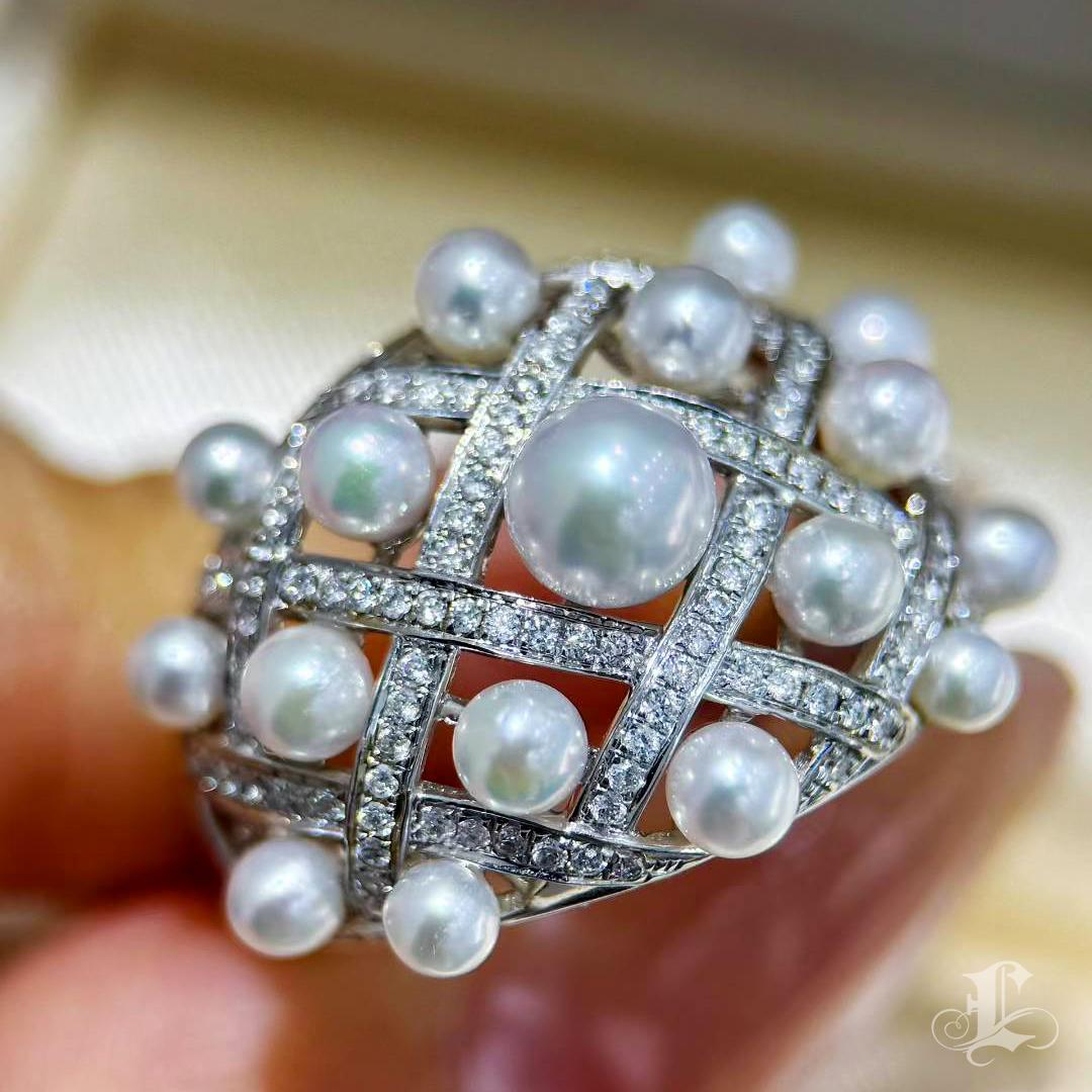 【Silent Geometry】Baby Akoya Perlen Käfig Ring in 18K Weißgold mit Diamanten im Angebot 3