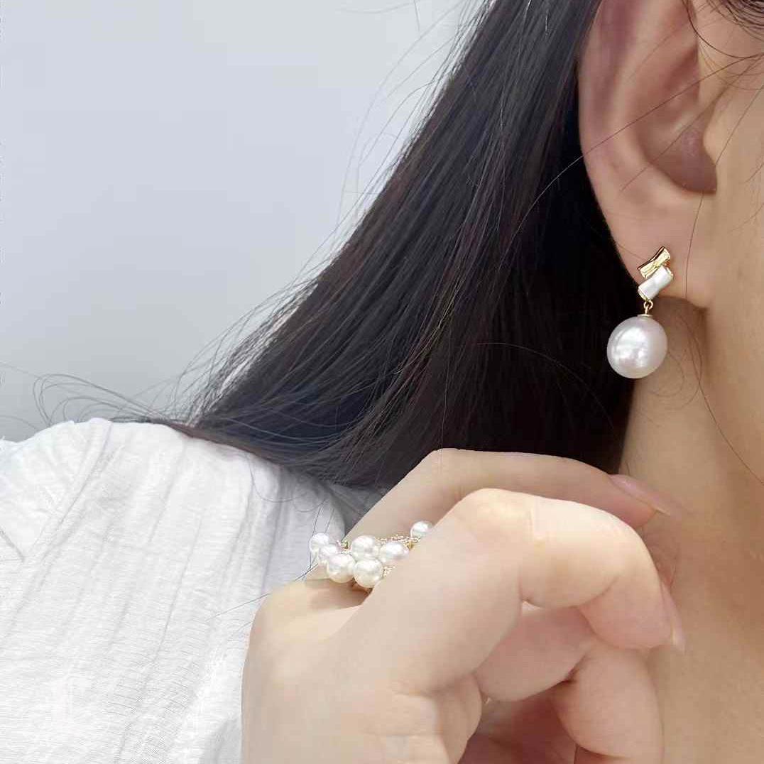 Grezzo 【Geometria silenziosa】 Orecchini con perle dei mari del sud e madreperla a fiore lineare in vendita