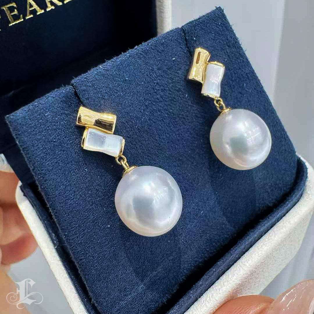 Donna 【Geometria silenziosa】 Orecchini con perle dei mari del sud e madreperla a fiore lineare in vendita