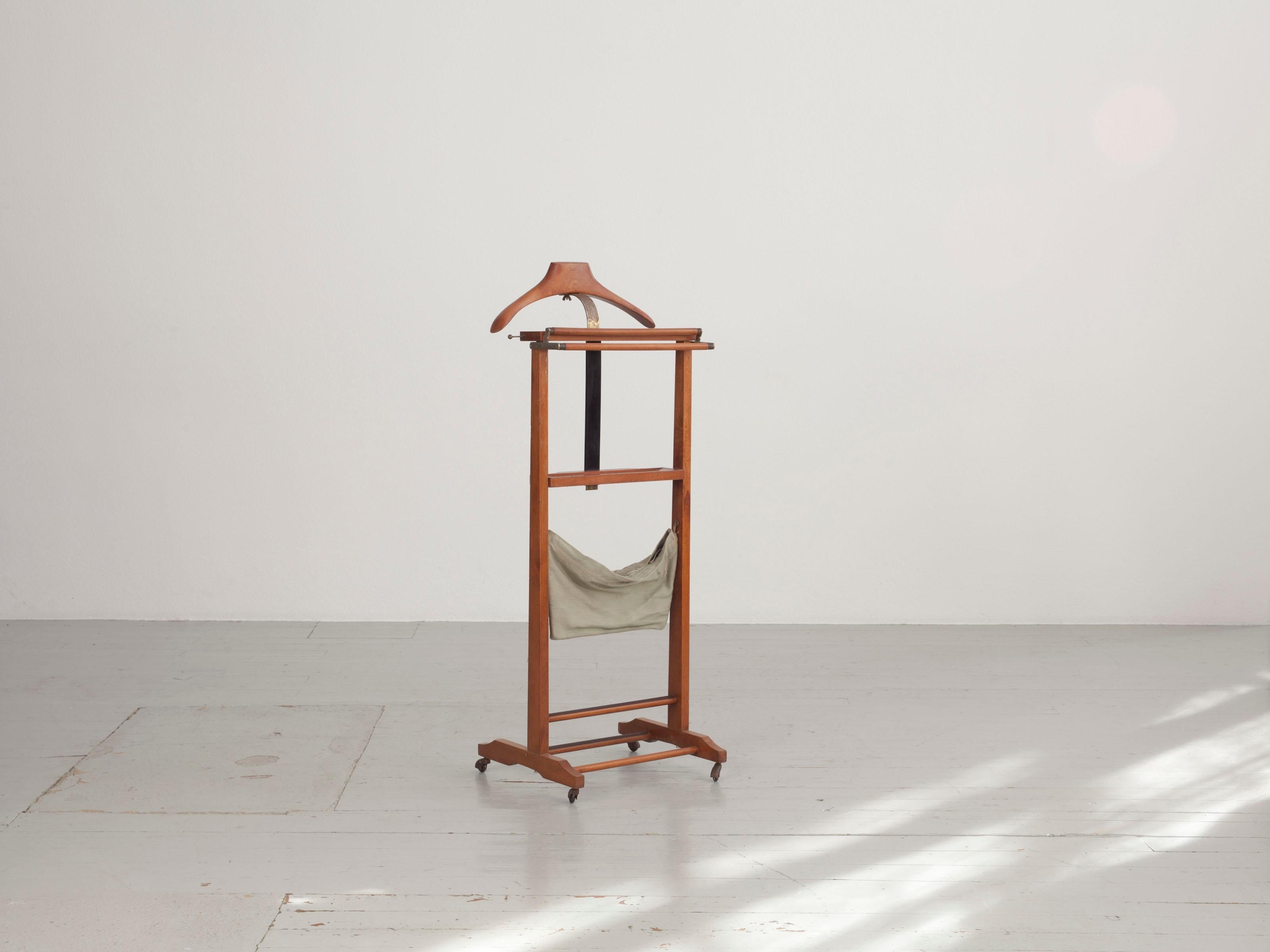 Mid-Century moderno Servitore silenzioso degli anni '50 o '60 in legno di faggio, con rotelle in vendita