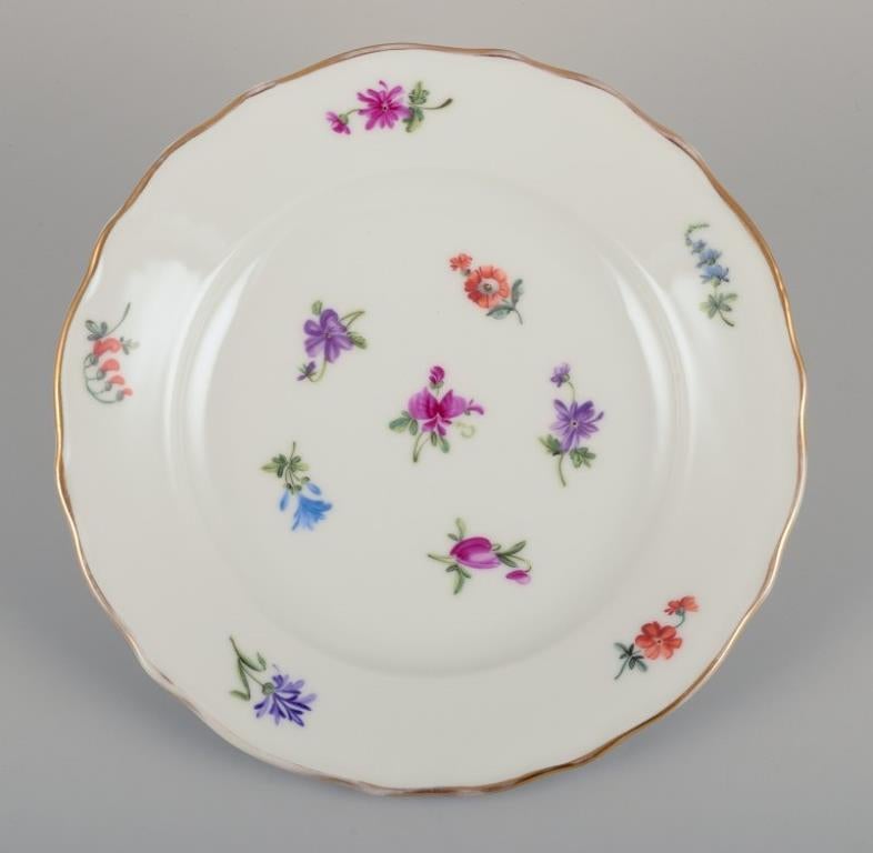 Silesia, Germany.
Six small porcelain lunch plates.
Hand-painted with floral motifs in polychrome colors, gold rim.
Approximately 1930.
Marked 