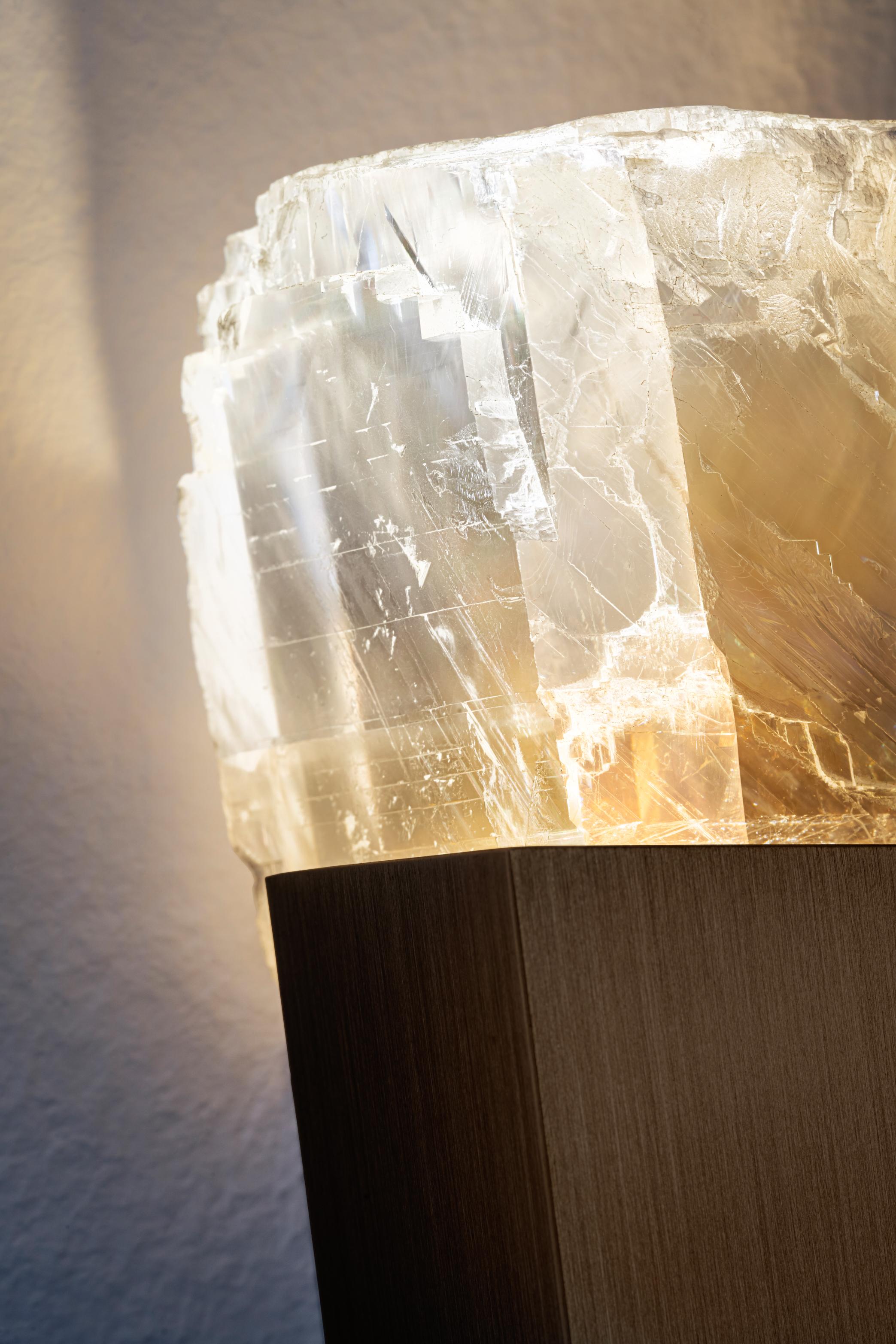 Brossé Silf - Sculpture lumineuse unique en laiton et Iceland Spar en vente
