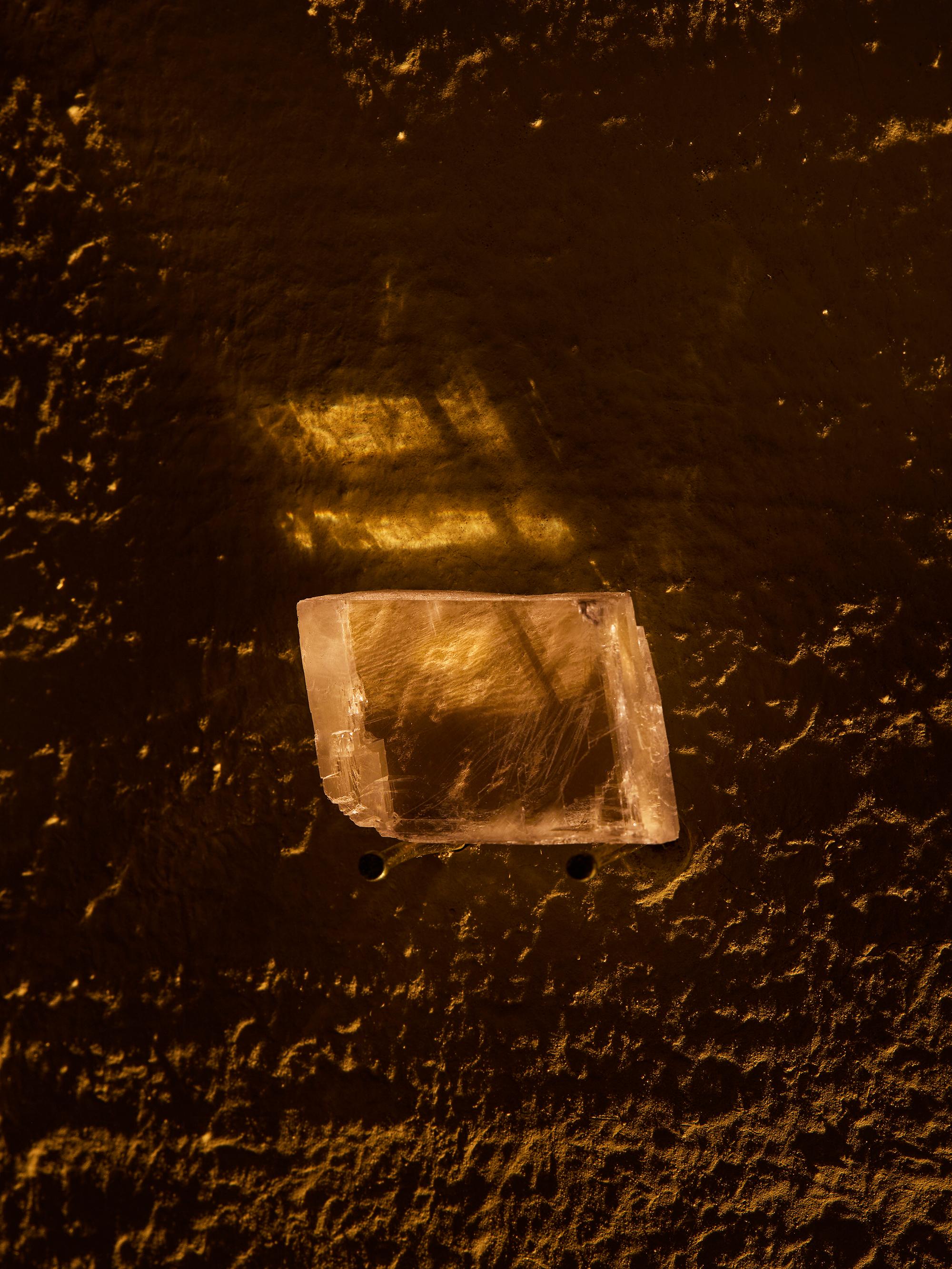 Silf - Sculpture lumineuse unique en laiton et Iceland Spar en vente 1