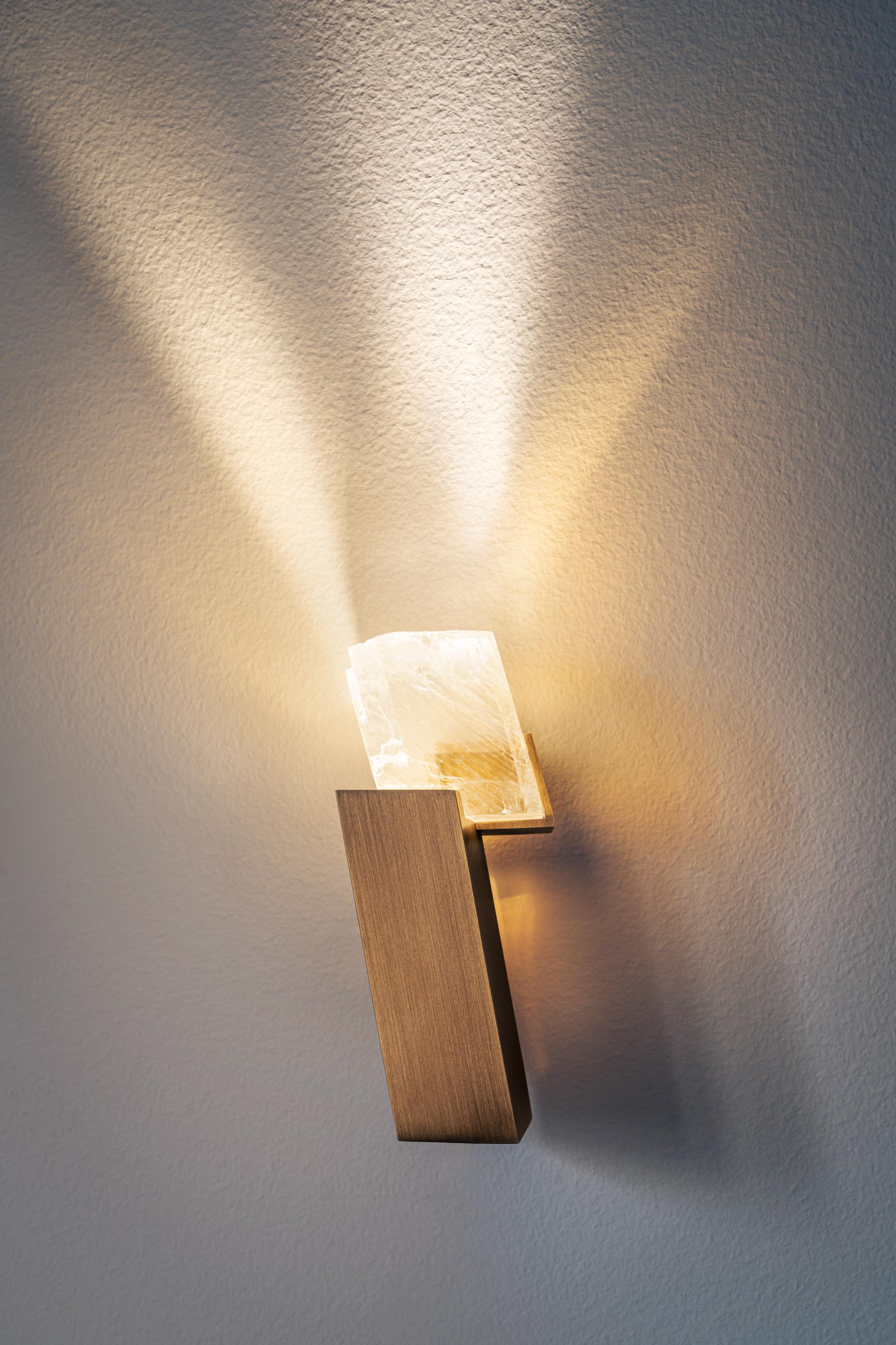 Silf is part of Diaphan Studio’s continuing exploration into the interplay between reflective metals and translucent minerals. A precisely crafted brass profile houses our cutting-edge LED source, while a carefully selected specimen of Iceland Spar
