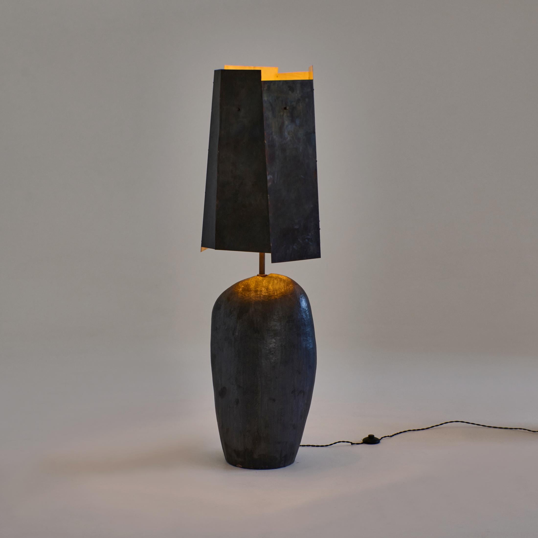 LUZ DE PISO SILHA , diseñada en 2024.

Gran lámpara de pie de cerámica artesanal con forma orgánica y gran pantalla geométrica de metal. La base de cerámica está esculpida a mano en el propio taller de cerámica de Project 213A. Cada pieza es única