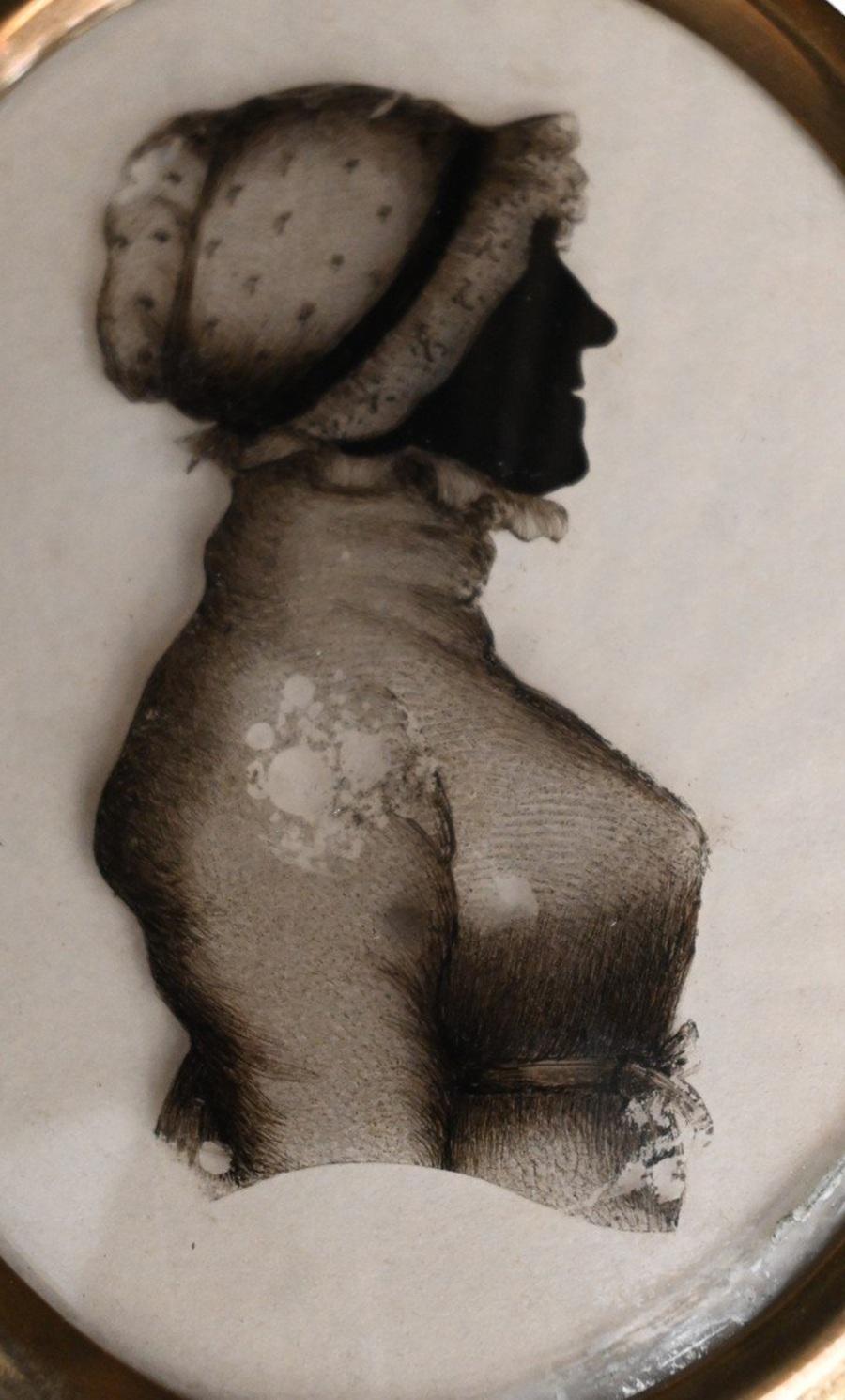 Une silhouette miniature dans un cadre en papier mâché avec verre convexe.
Non signé
11 x 13 cm, intérieur 5,8 x 7,4 cm