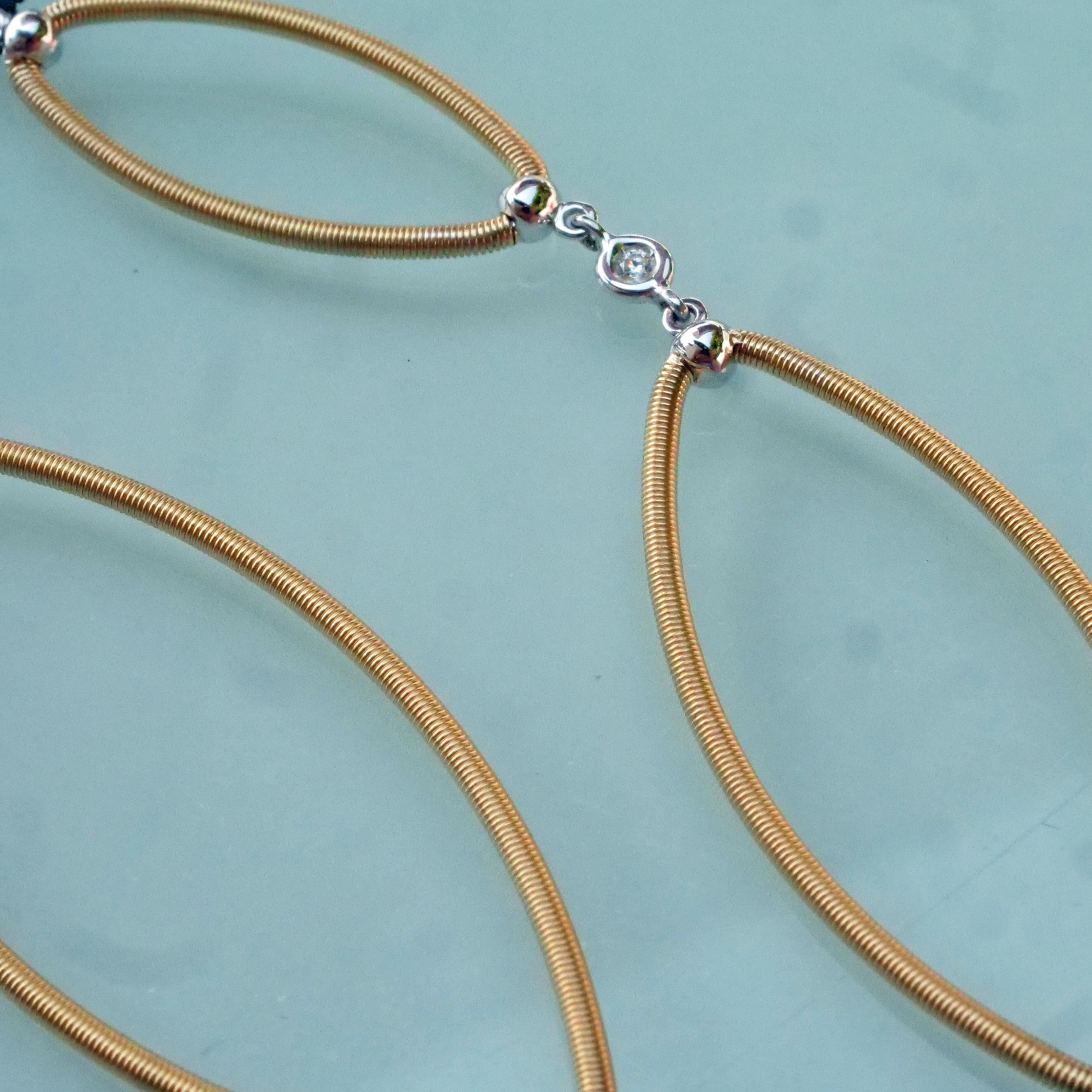 Silhouette Efeu Brilliant Halskette Gold Eisen Wire Wrapping Deutsch Präzision (Brillantschliff) im Angebot