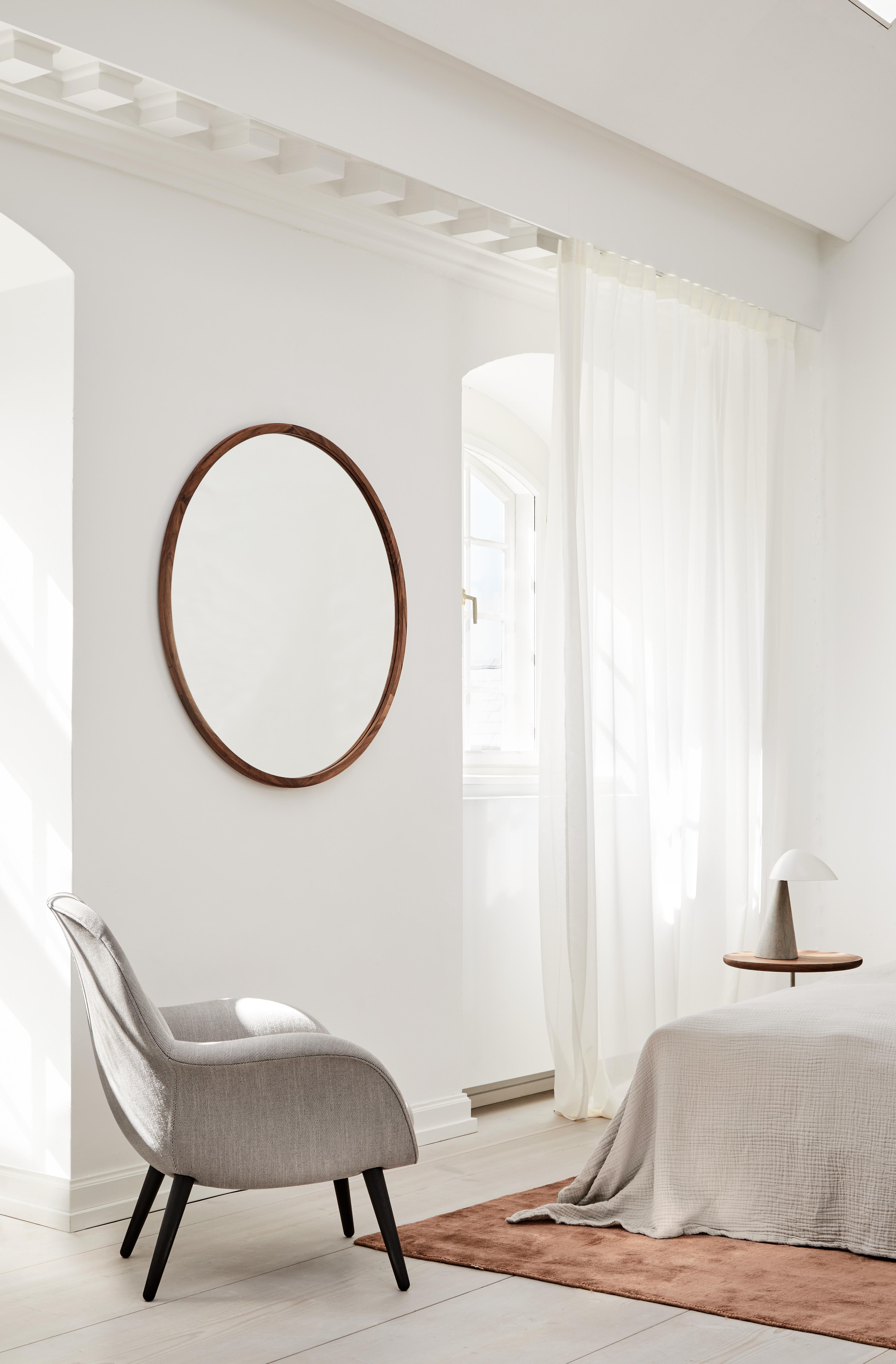 Espejo Silueta Ø100, Nogal tratado al aceite por OEO Studio para Fredericia en Nuevo estado para la venta en Dubai, AE