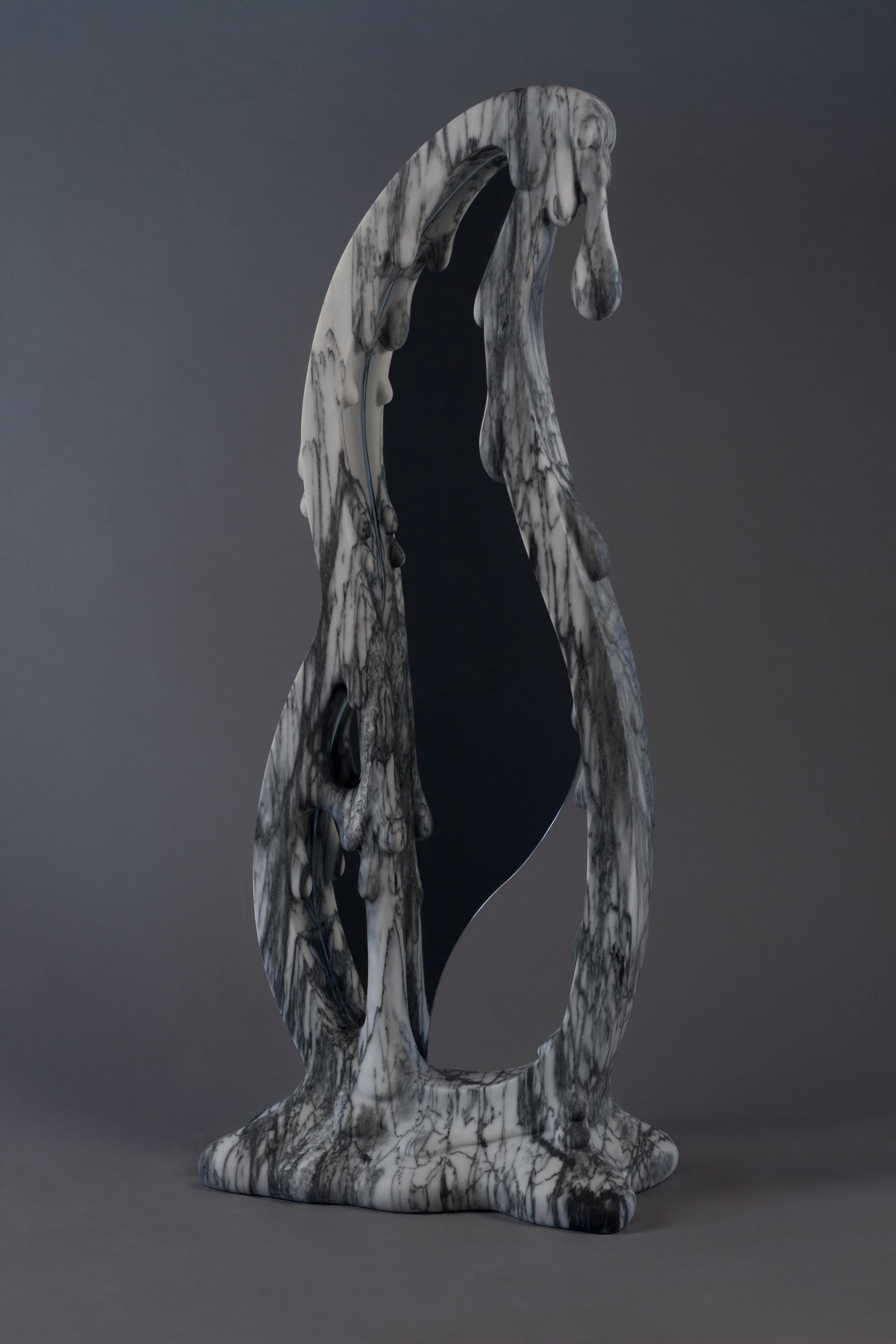 Miroir Silhouette en marbre Pele de Tigre par MANTA Handmade Stone Designs
Édition limitée à 5 pièces.
Dimensions : D 70 x L 50 x H 185 cm. 
MATERIAL : Marbre Pelé de Tigre et miroir.

MANTA est la marque de design de Gargula Gótica, basée au