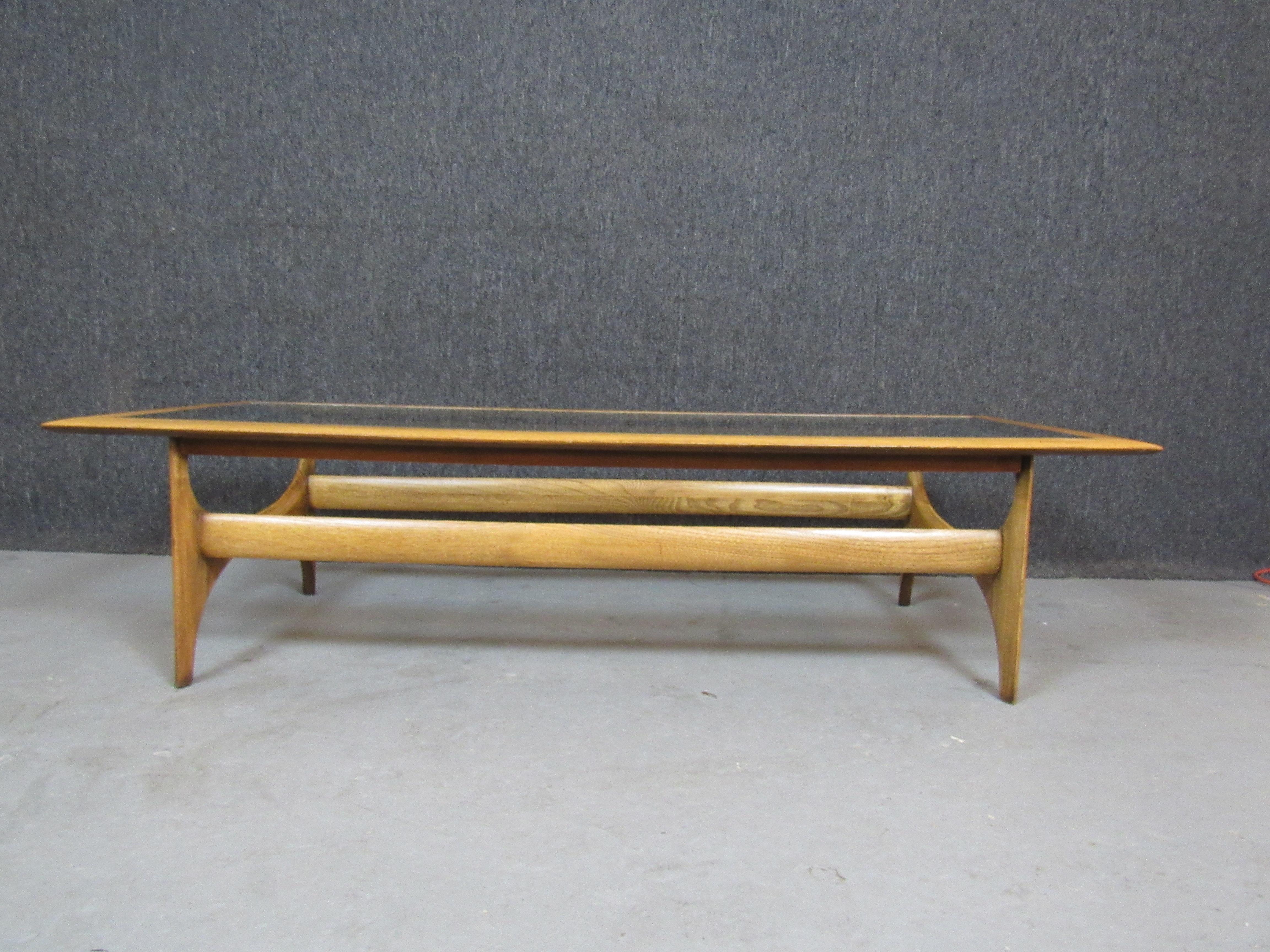 Fantastique table basse américaine moderne du milieu du siècle provenant de la légendaire Lane Furniture Company d'Altavista, en Virginie. Un cadre sculptural en chêne rend hommage aux conceptions de Paul Evans et d'Oscar Niemeyer, mêlant à la fois