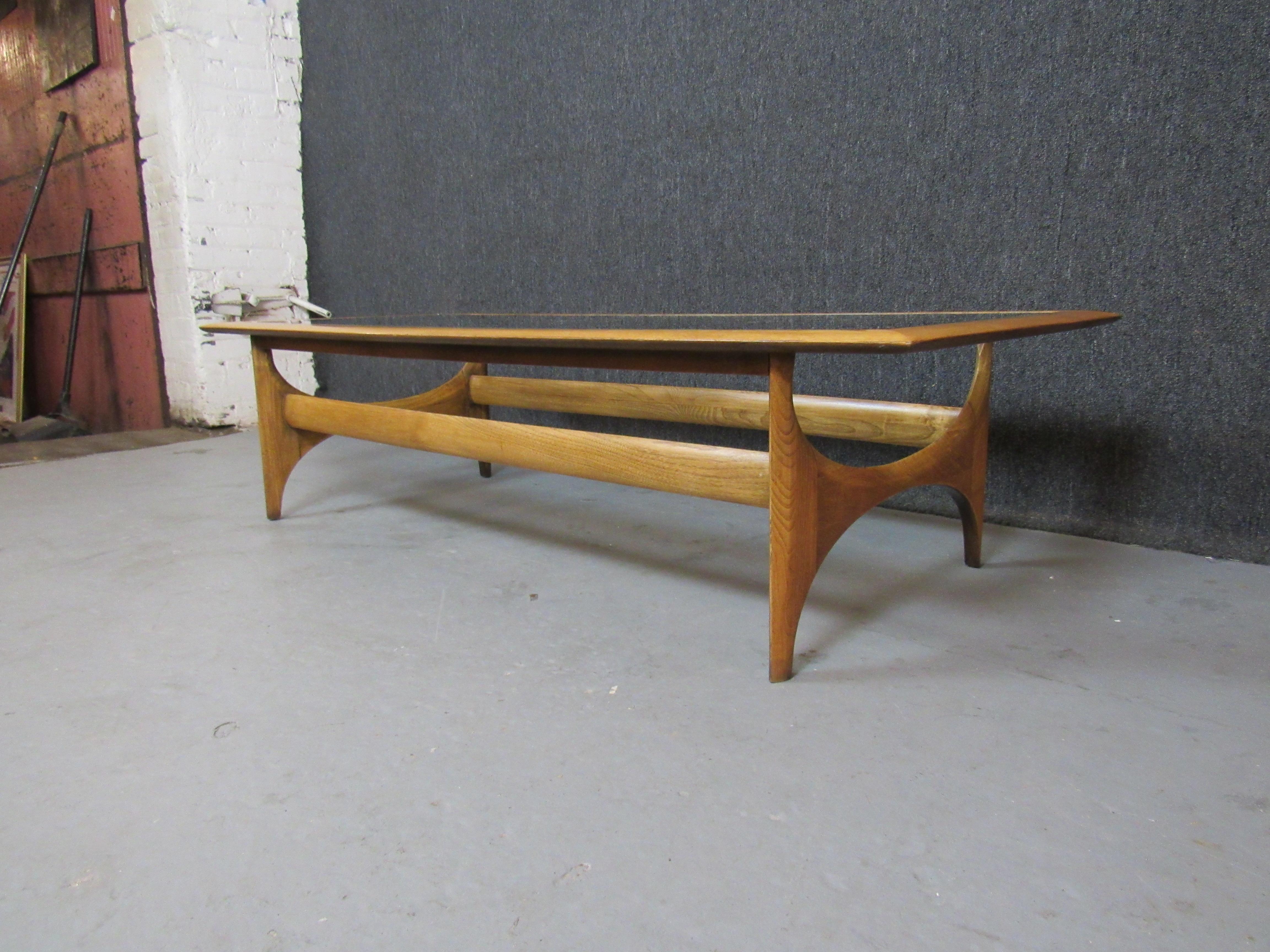 Mid-Century Modern Table basse « Silhouette » en chêne et verre de Lane Furniture en vente