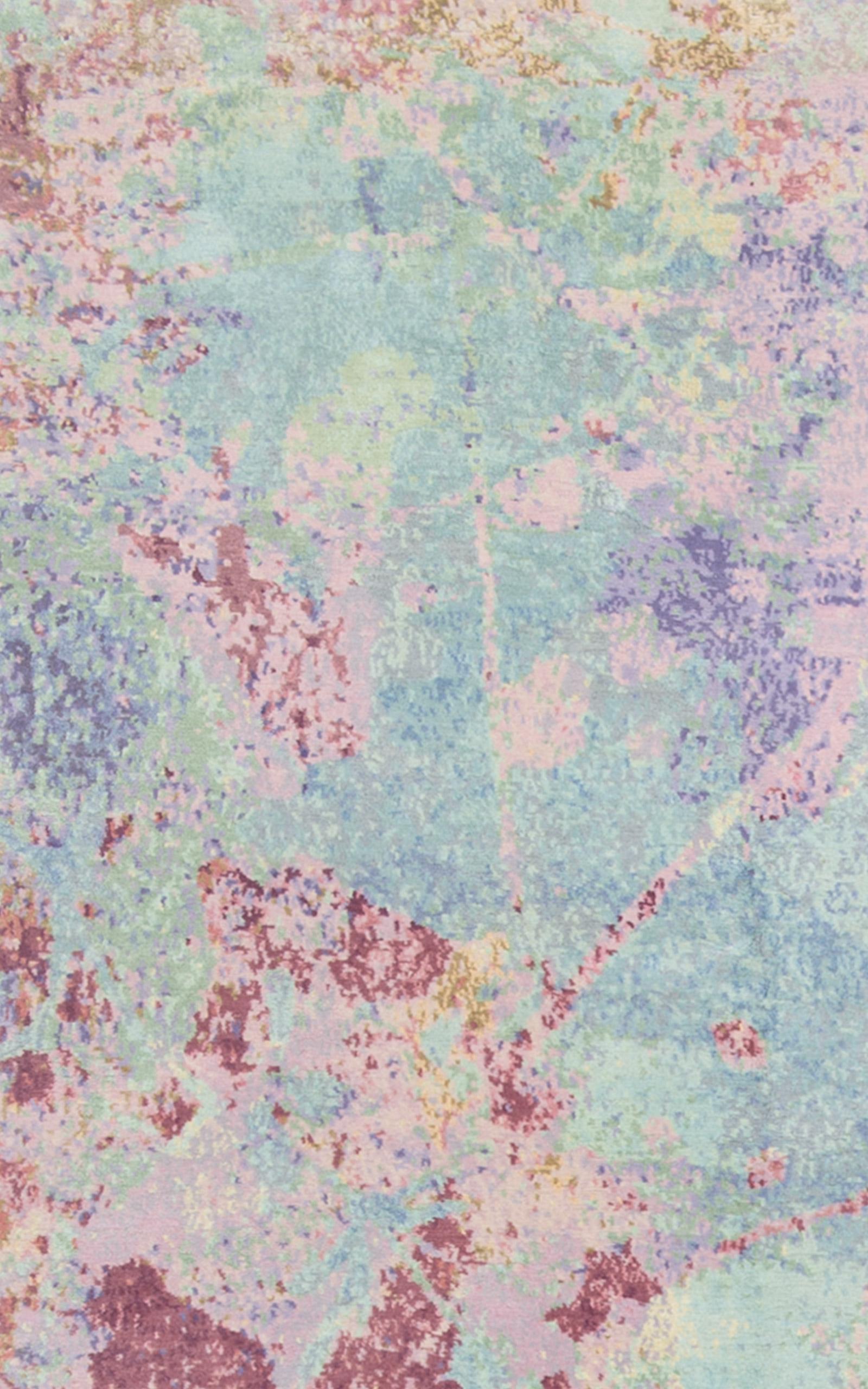 Il tappeto Silhouette in viola è un design contemporaneo annodato a mano che unisce una delicata astrazione floreale a un'arte moderna. Realizzato con la lana e la seta più pregiate, questo tappeto di lusso rivela una composizione stratificata di