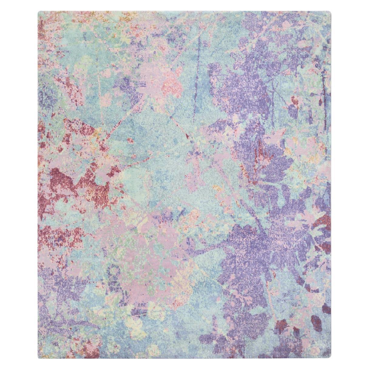 "Silhouette Purple" di Knots Rugs - Tappeto annodato a mano in lana e seta in vendita