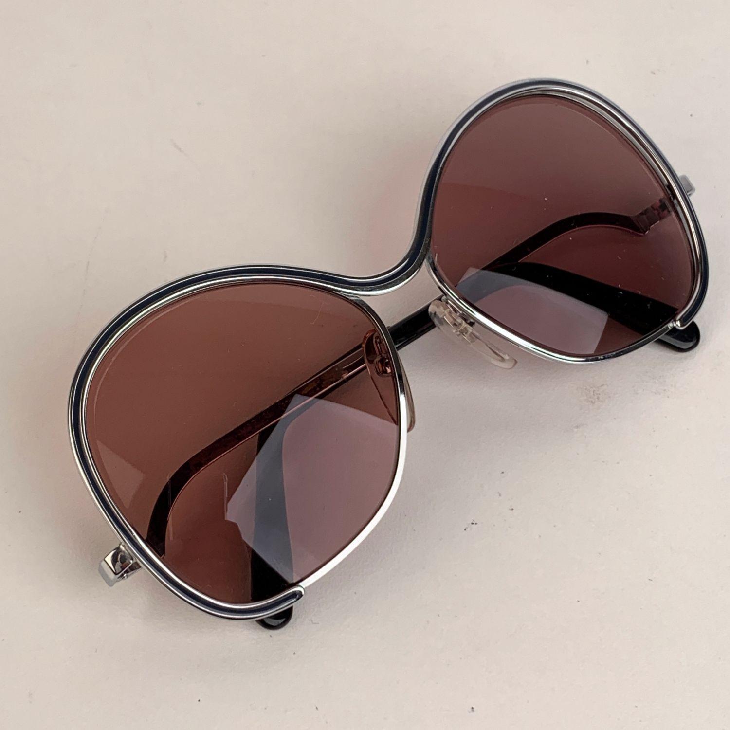 Rare vintage Silhouette silver metal sunglasses. mod. 431. New violet lenses with 100% UVA/UVB protection. Adjstable nose pads. Mod. & Refs: 431. Made in Austria



Details

MATERIAL: Metal

COLOR: Silver

MODEL: 431

GENDER: Women

COUNTRY OF