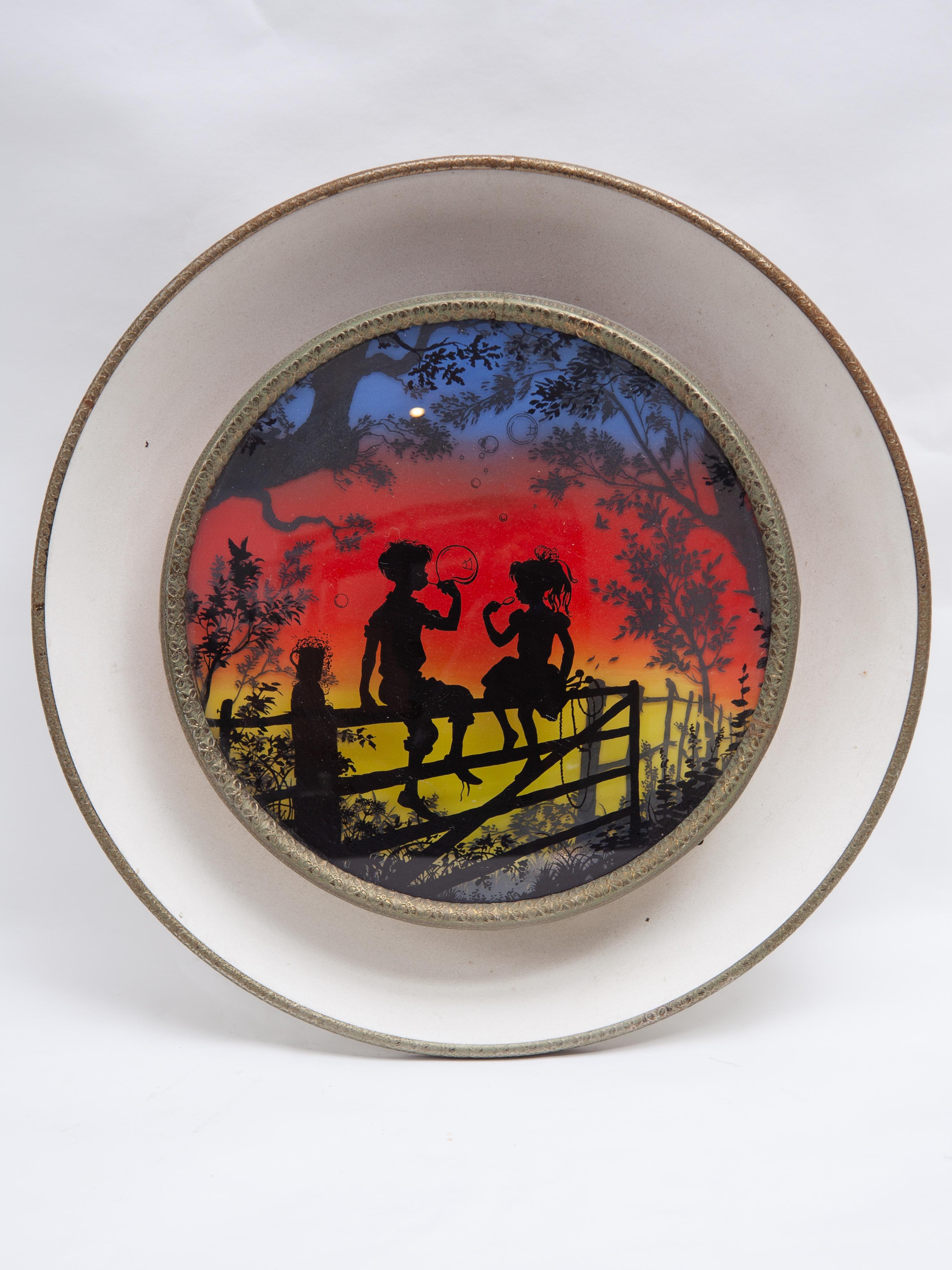 Ein wirklich romantisches dreidimensionales Glasbild mit 2 Kindern an einem Holzzaun. 1950er Jahre konvexe Silhouette Glas Kunst Wanddekoration, Wandleuchte. Ist das Kunst oder ist das Kitsch? Man liebt es oder man liebt es nicht! In sehr gutem