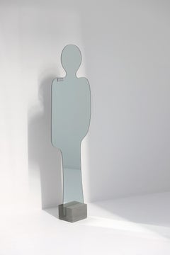 Espejo en forma de silueta con base de hormigón de Pierre Cardin para Acerbis, años 70