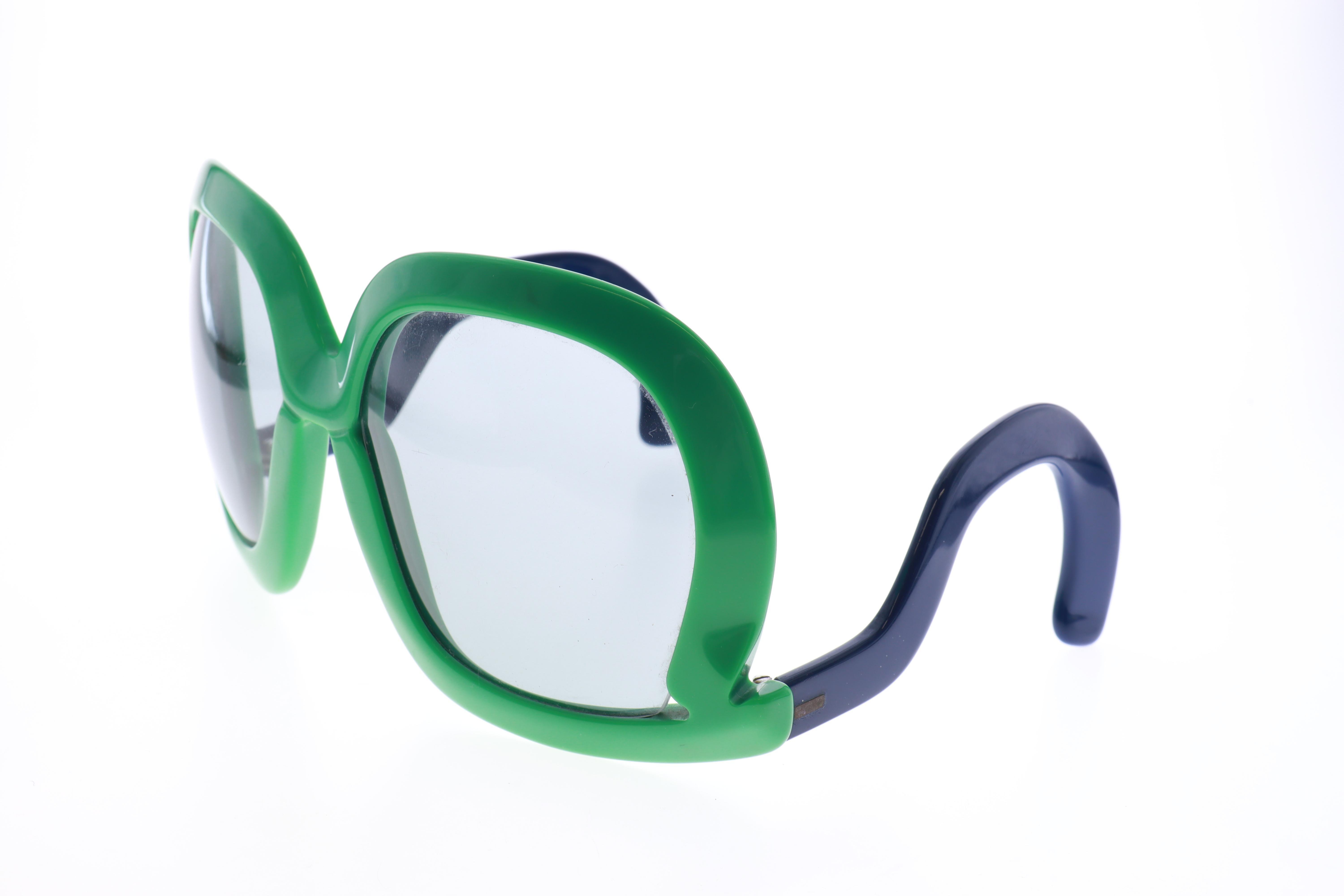 Modell 564 der legendären Silhouette FUTURA Serie . 

DORA DEMEL entwarf die revolutionäre Sonnenbrille 1974, die in limitierter Auflage produziert wurde und damit Modegeschichte geschrieben hat. 

Es ist eine futuristische Kombination aus Mode und