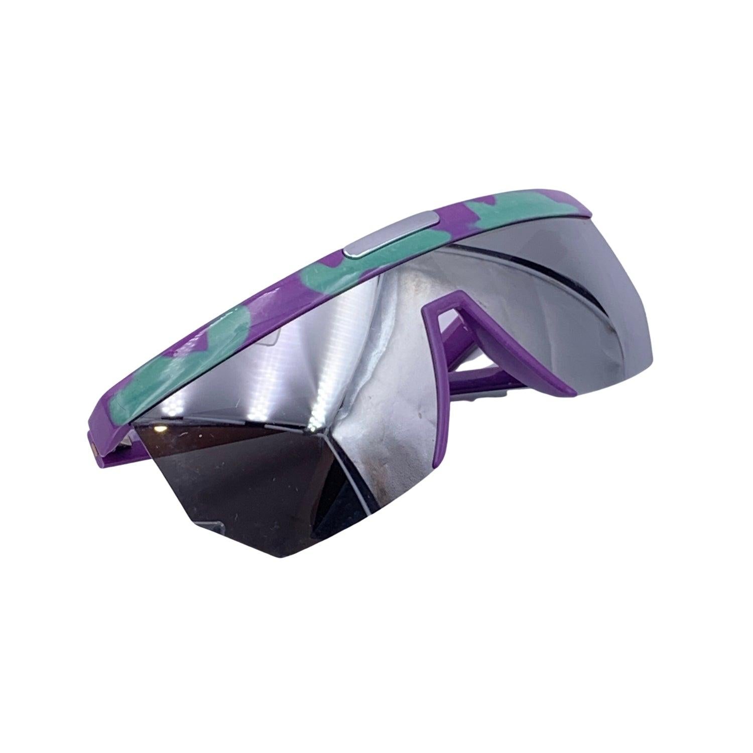 Silhouette Vintage Sonnenbrille. Modell: M 3077/10. Größe: 66/12 125 mm. Rahmen und Bügel aus lila und hellgrünem Acetat. 100 % vollständiger UVA/UVB-Schutz. Verspiegelte Gläser.

Bedingung

A+ - MINT

Nie getragen oder benutzt. Wie auf den Bildern