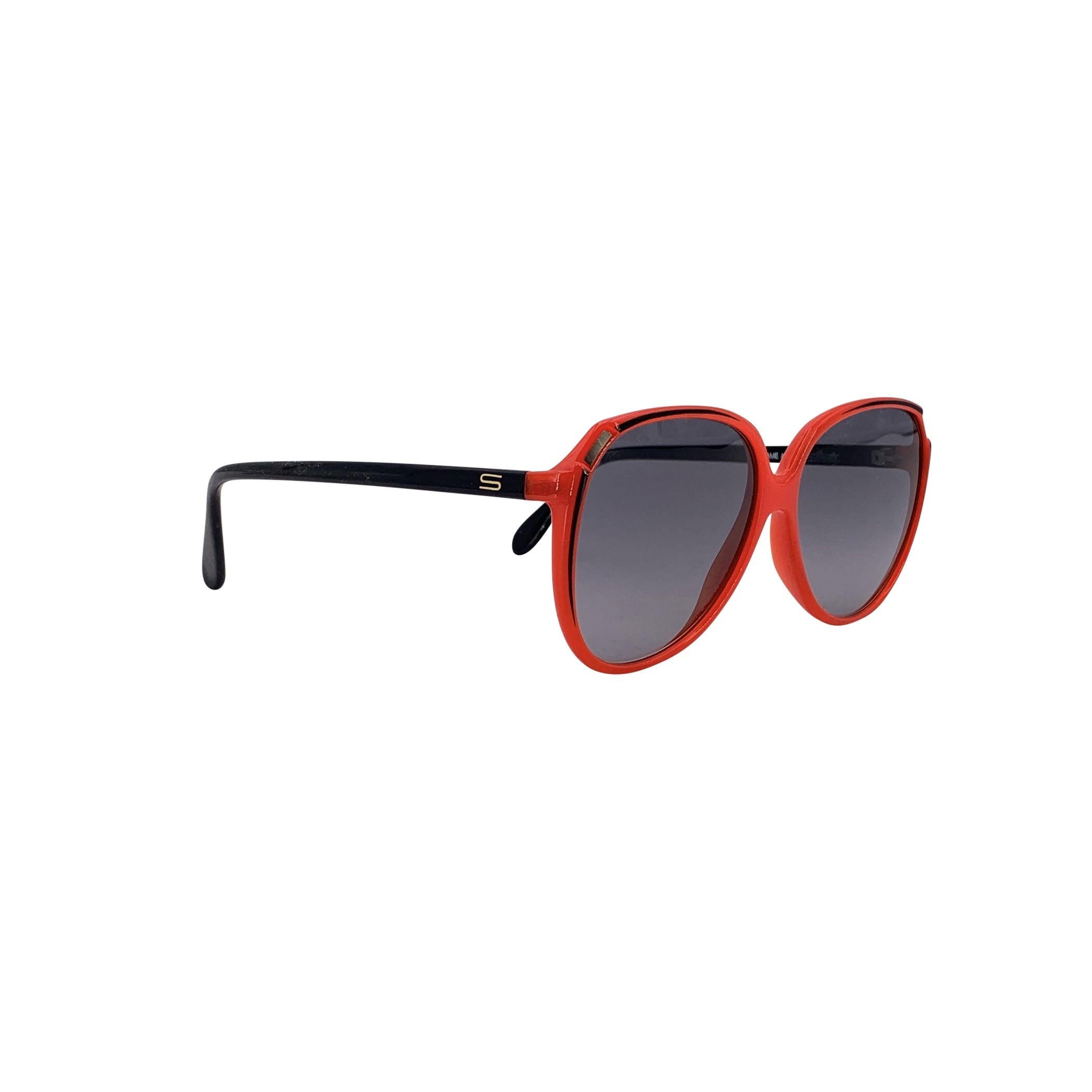 Ces lunettes de soleil Silhouette Vintage Mod.1103 COL 5009 sont un clin d'œil éblouissant à l'élégance des années 1980 - une décennie qui célébrait les lignes audacieuses et les couleurs expressives. Fabriqué en Autriche, ce modèle en forme de