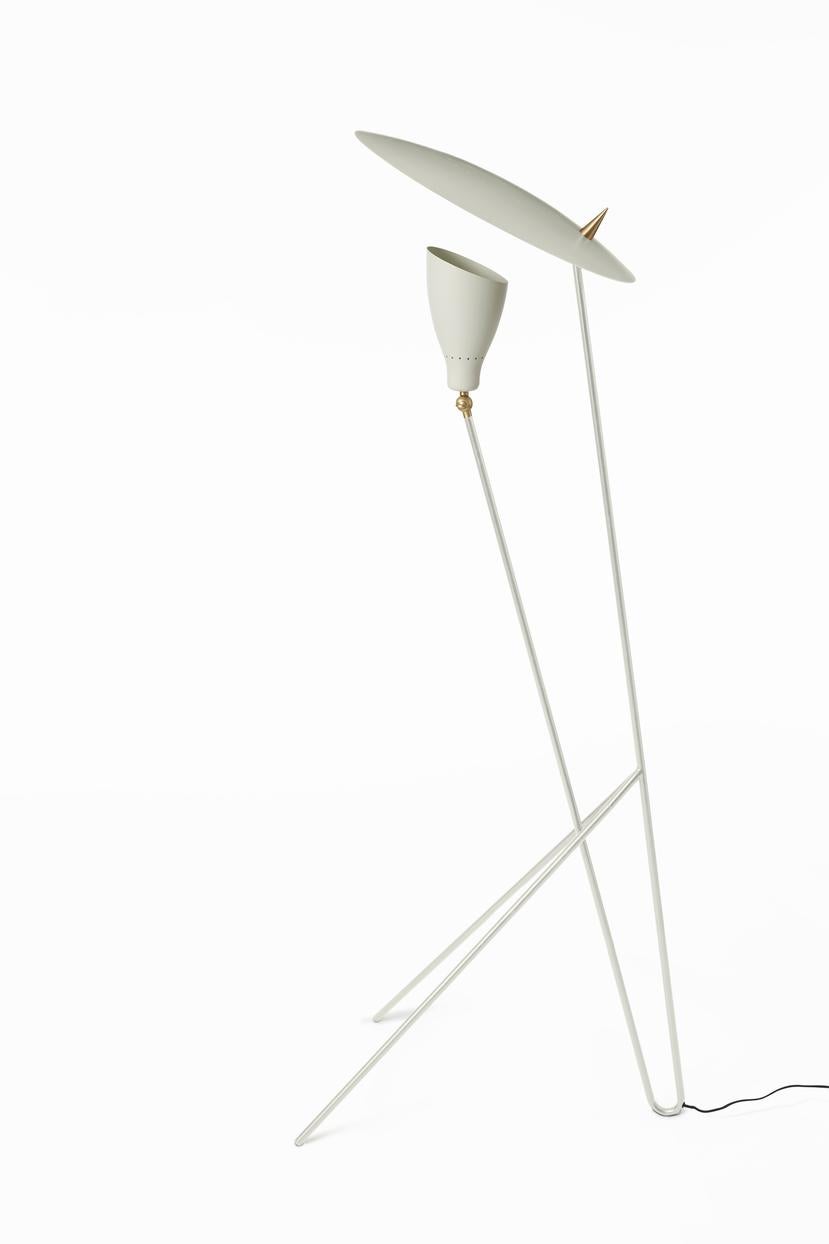 Silhouette warm white floor lamp by Warm Nordic
Dimensions: D45 x W59 x H140 cm
Material: Lacquered steel, solid brass
Weight: 3 kg.
Also available in different colors.
A sculptural floor lamp with an asymmetrical idiom, designed in the 1950s by