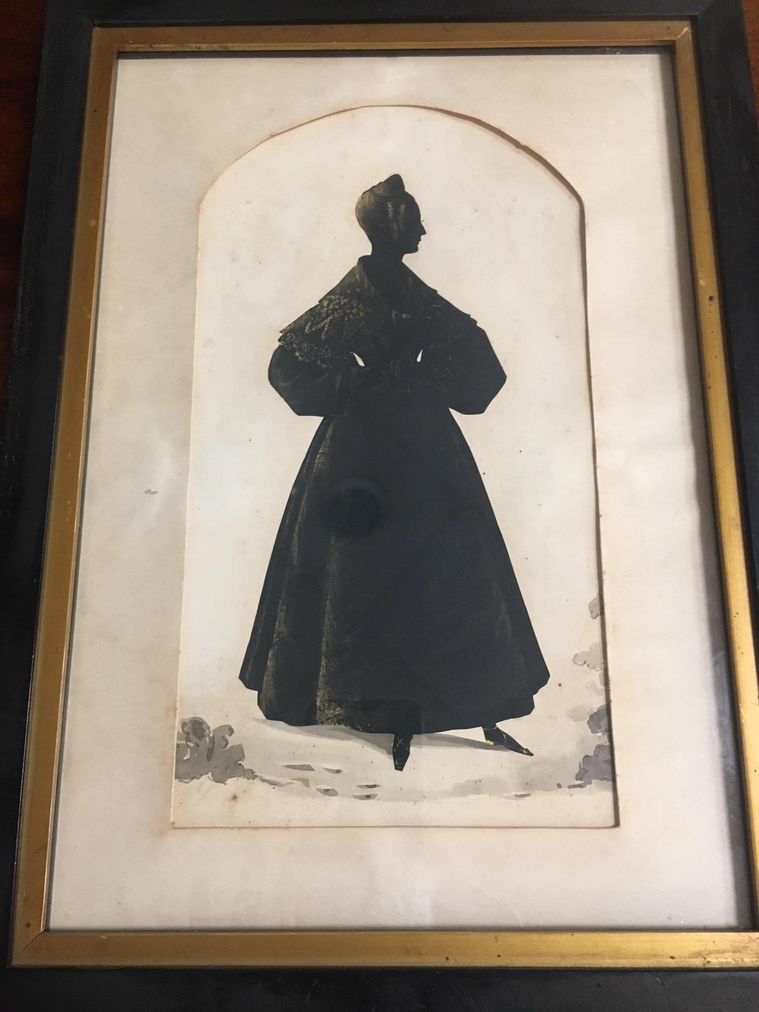 Esta inusual silueta de una mujer de la época georgiana paseando por el jardín está enmarcada en una media caña. El detalle es increíble, hasta la pestaña que se ve en la vista lateral y los pliegues del vestido. Su peinado y su vestido de mangas