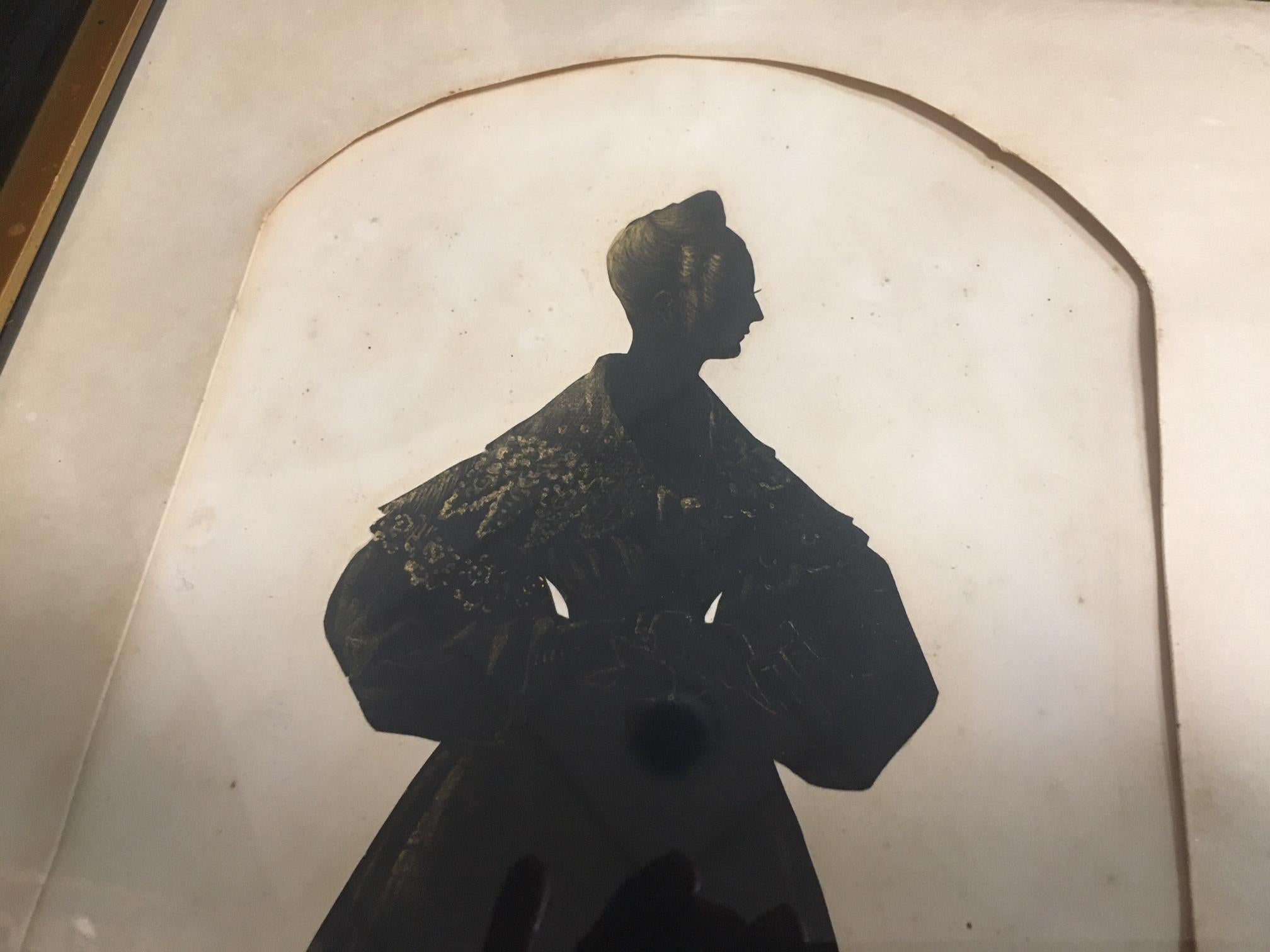 Silueta de mujer joven con sombreado inusual Peinado y vestido de la década de 1830 Georgiano en venta