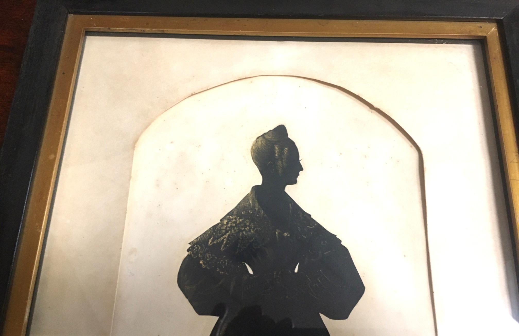 Silueta de mujer joven con sombreado inusual Peinado y vestido de la década de 1830 siglo XIX en venta