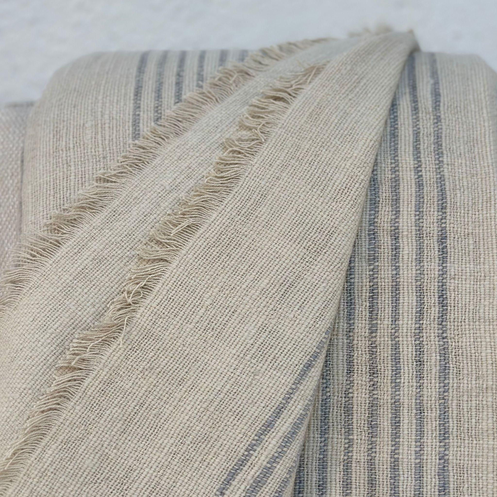 Plaid en mérinos doux tissé à la main Silica Chalk Off White and Gray Stripes Pattern en vente 2