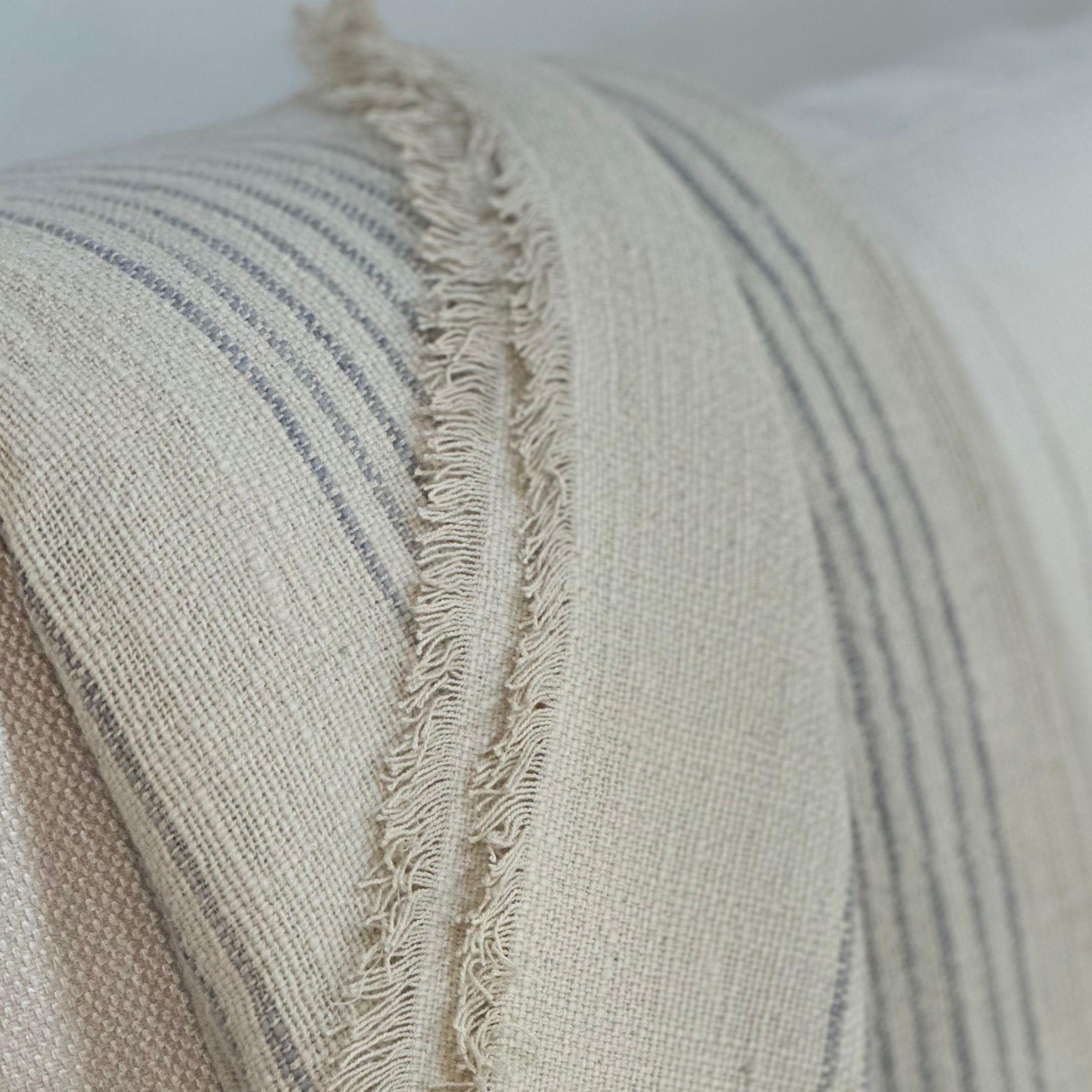 Plaid en mérinos doux tissé à la main Silica Chalk Off White and Gray Stripes Pattern en vente 3