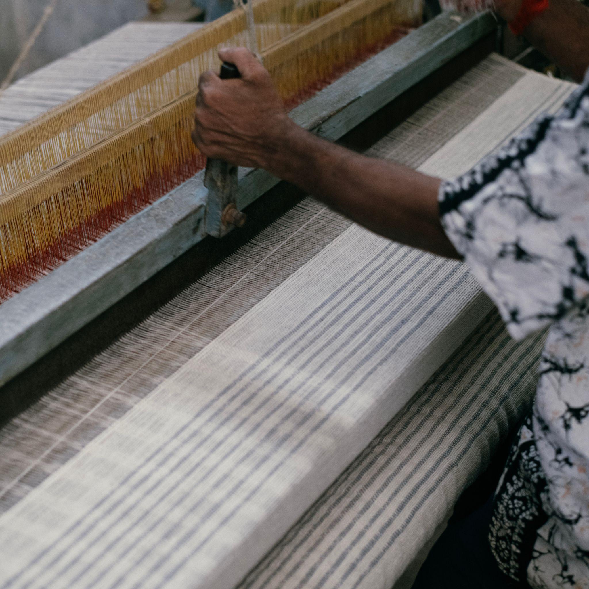 Plaid en mérinos doux tissé à la main Silica Chalk Off White and Gray Stripes Pattern en vente 4