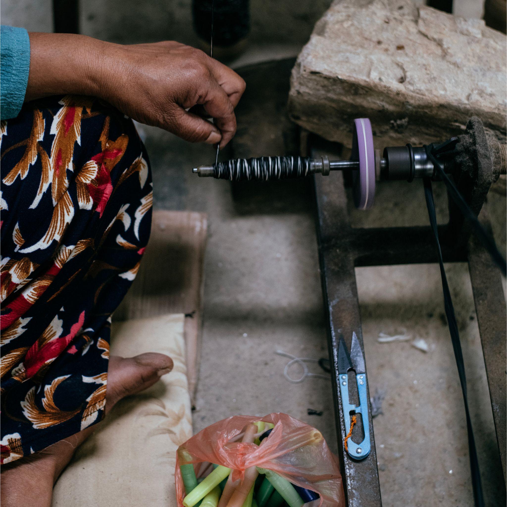 Plaid en mérinos doux tissé à la main Silica Chalk Off White and Gray Stripes Pattern en vente 5